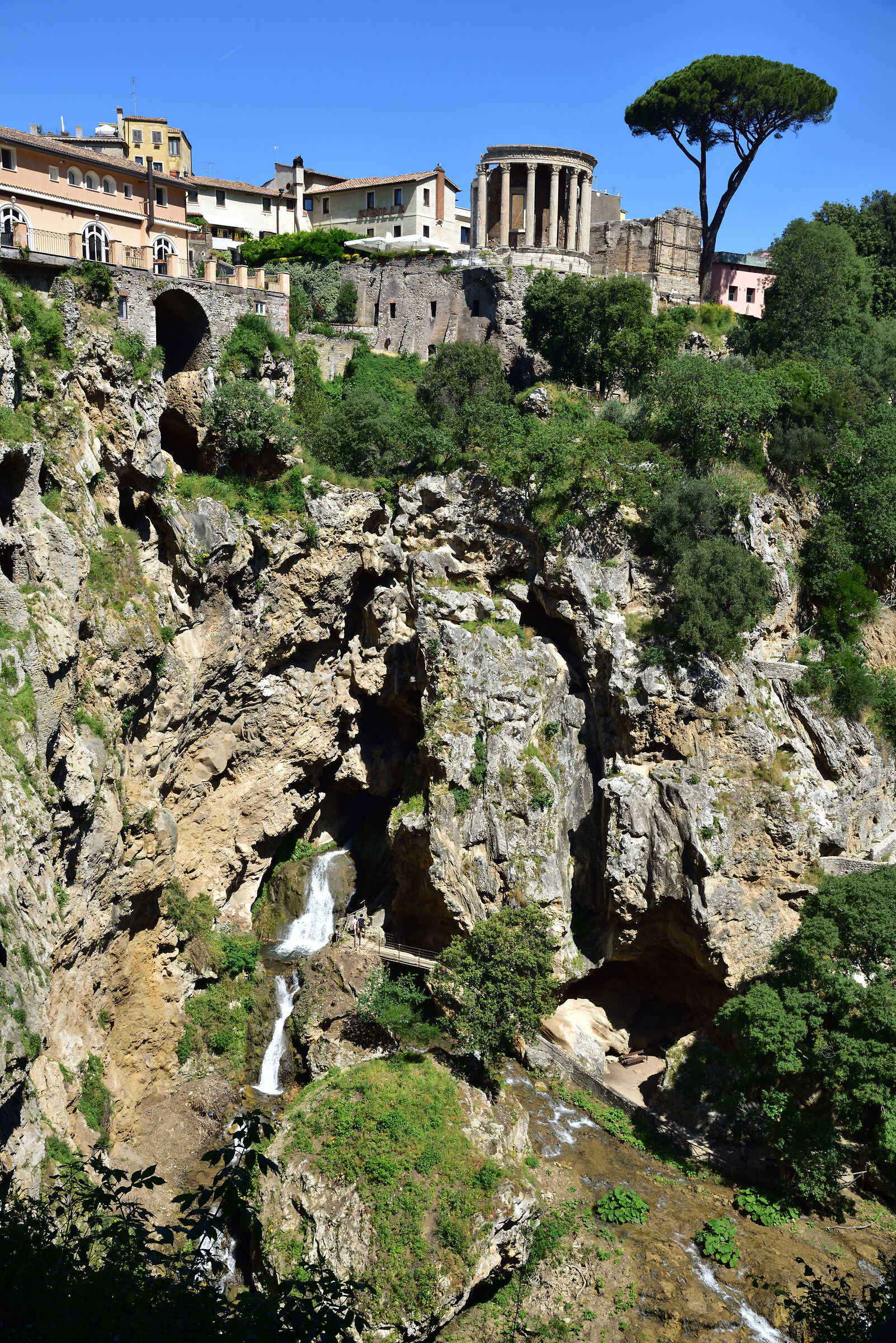 veduta del Tempio di Vesta e delle Cascatelle