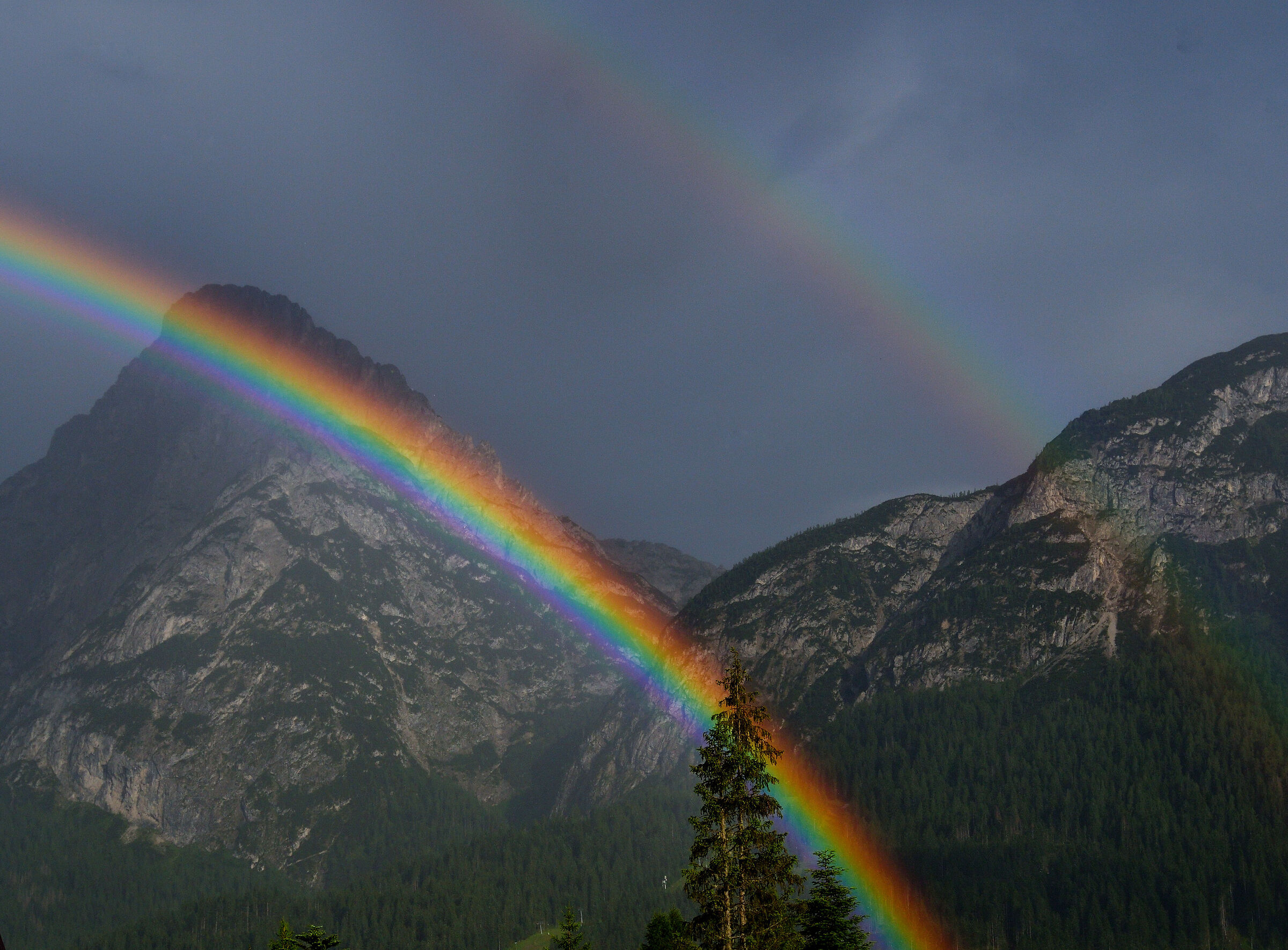 arcobaleno  sul monte Siera
