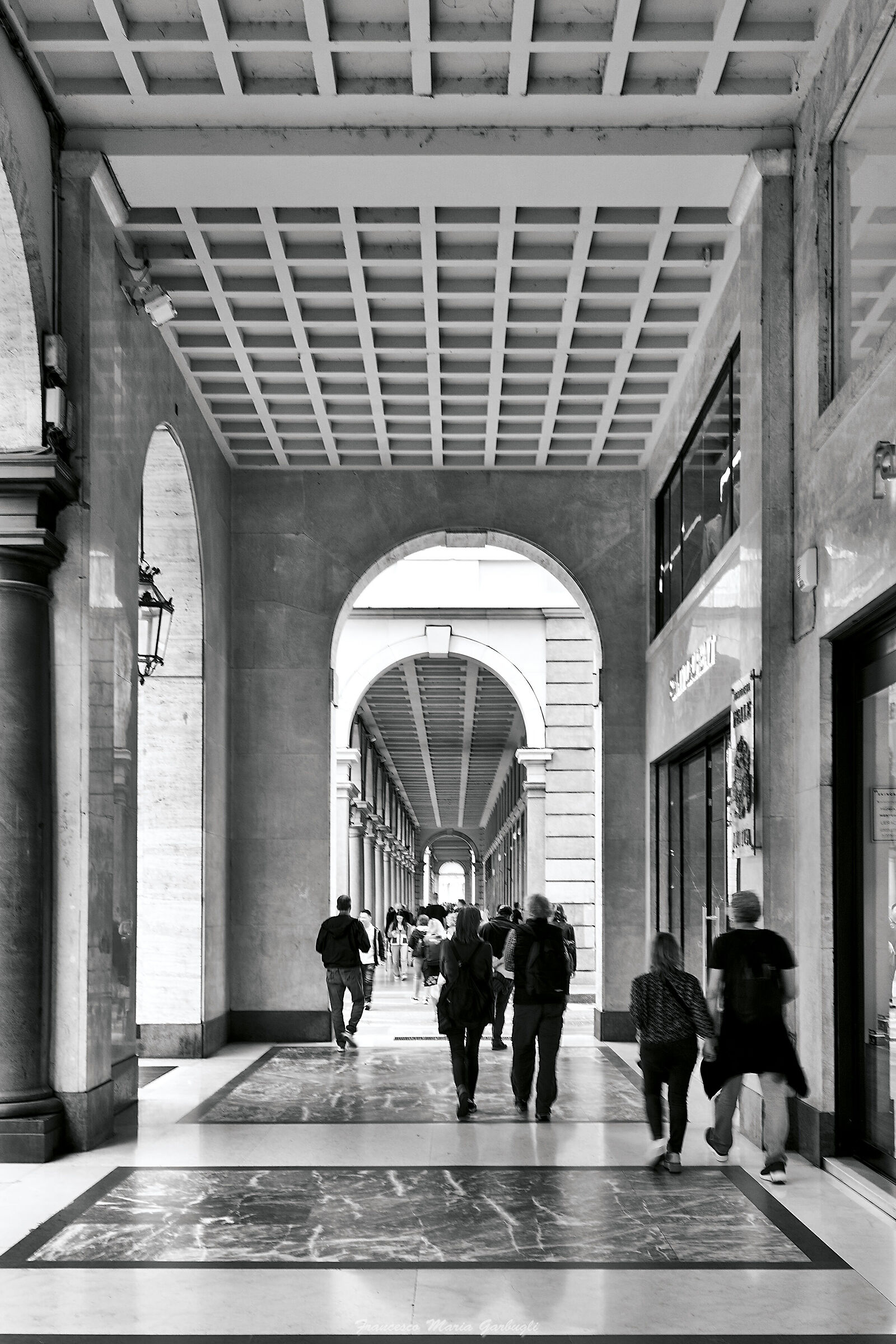 Passeggio sotto i portici di Torino