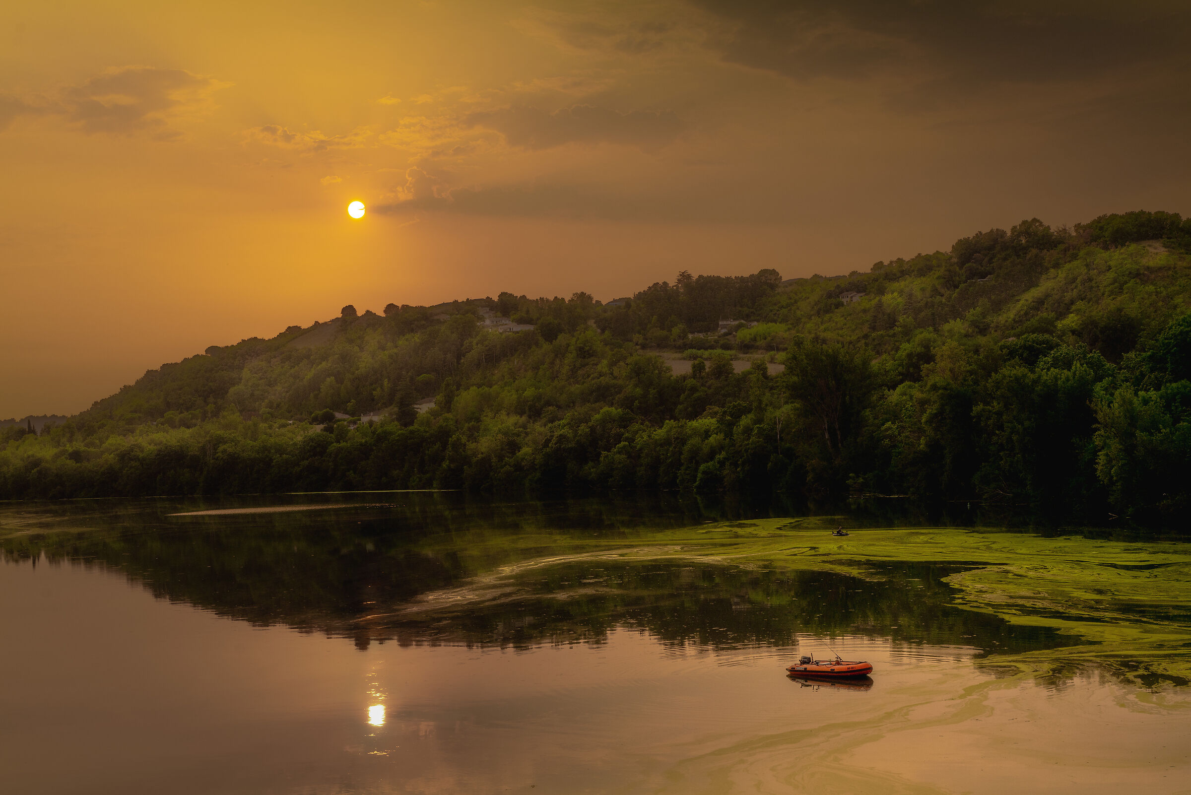 Sotto il fumo dei fuochi portoghesi, i pescatori