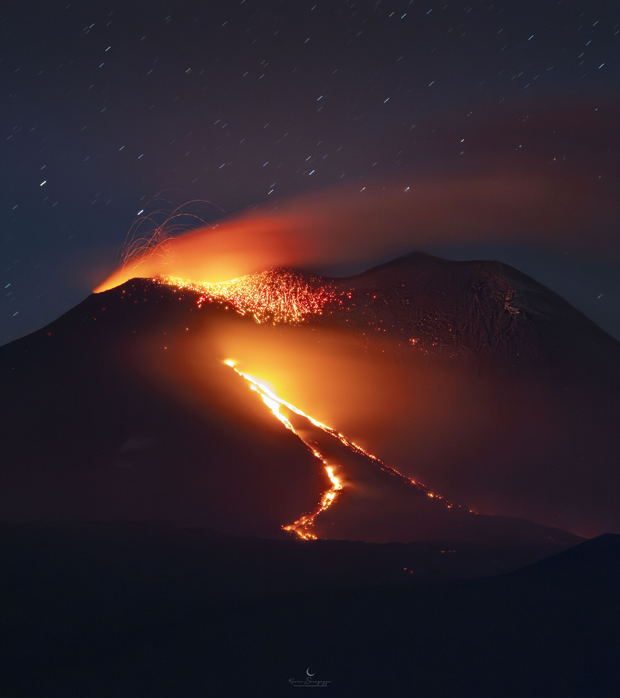 Ogni increspatura della lava è una ruga di fuoco scol...