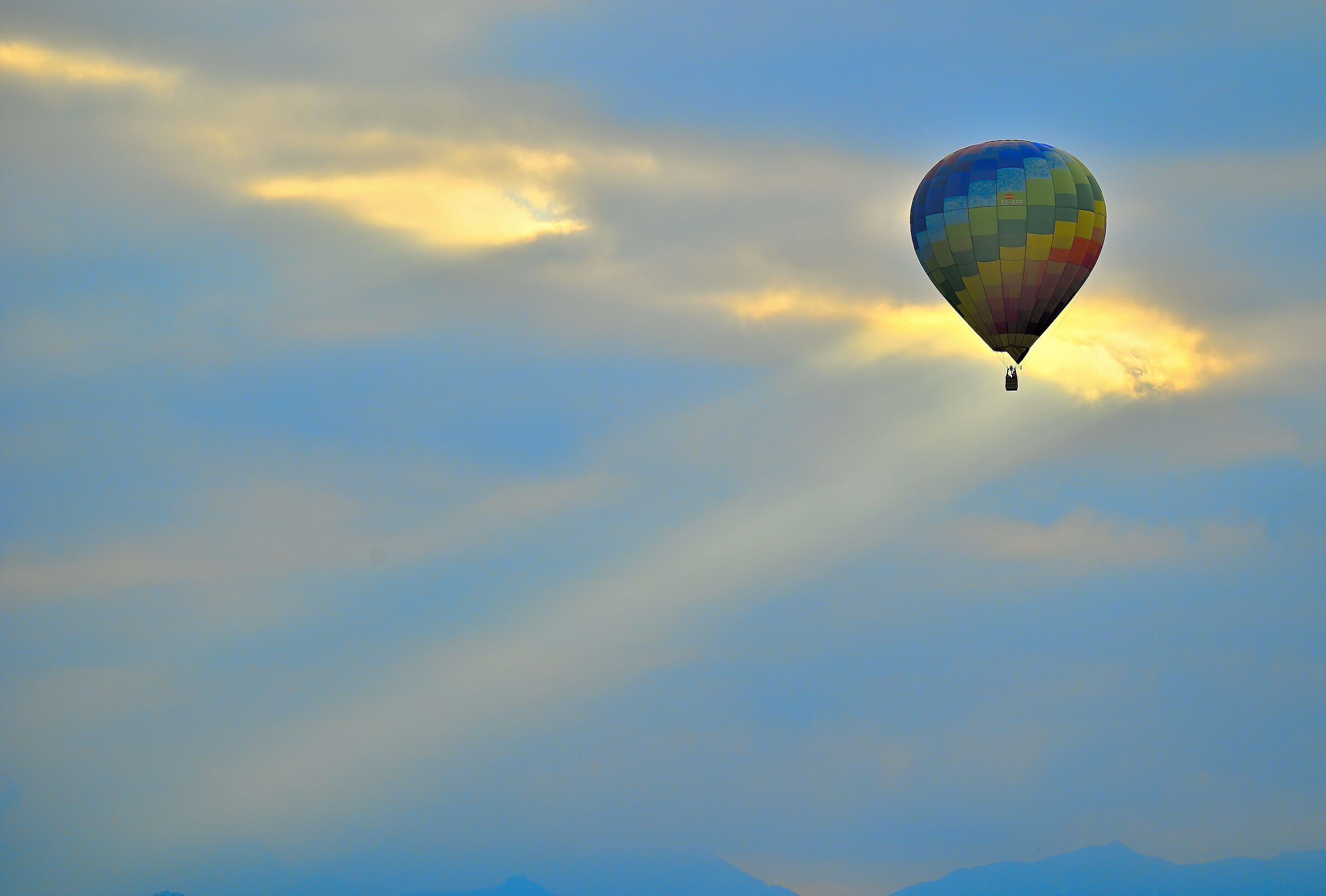 volando verso la luce mattutina