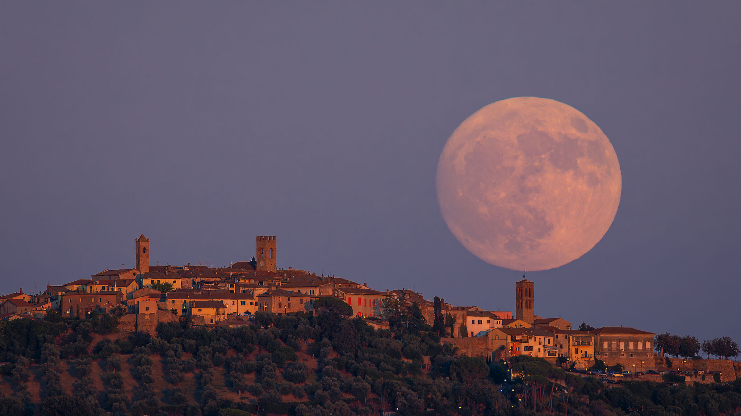 Montepescali e la luna in equilibrio