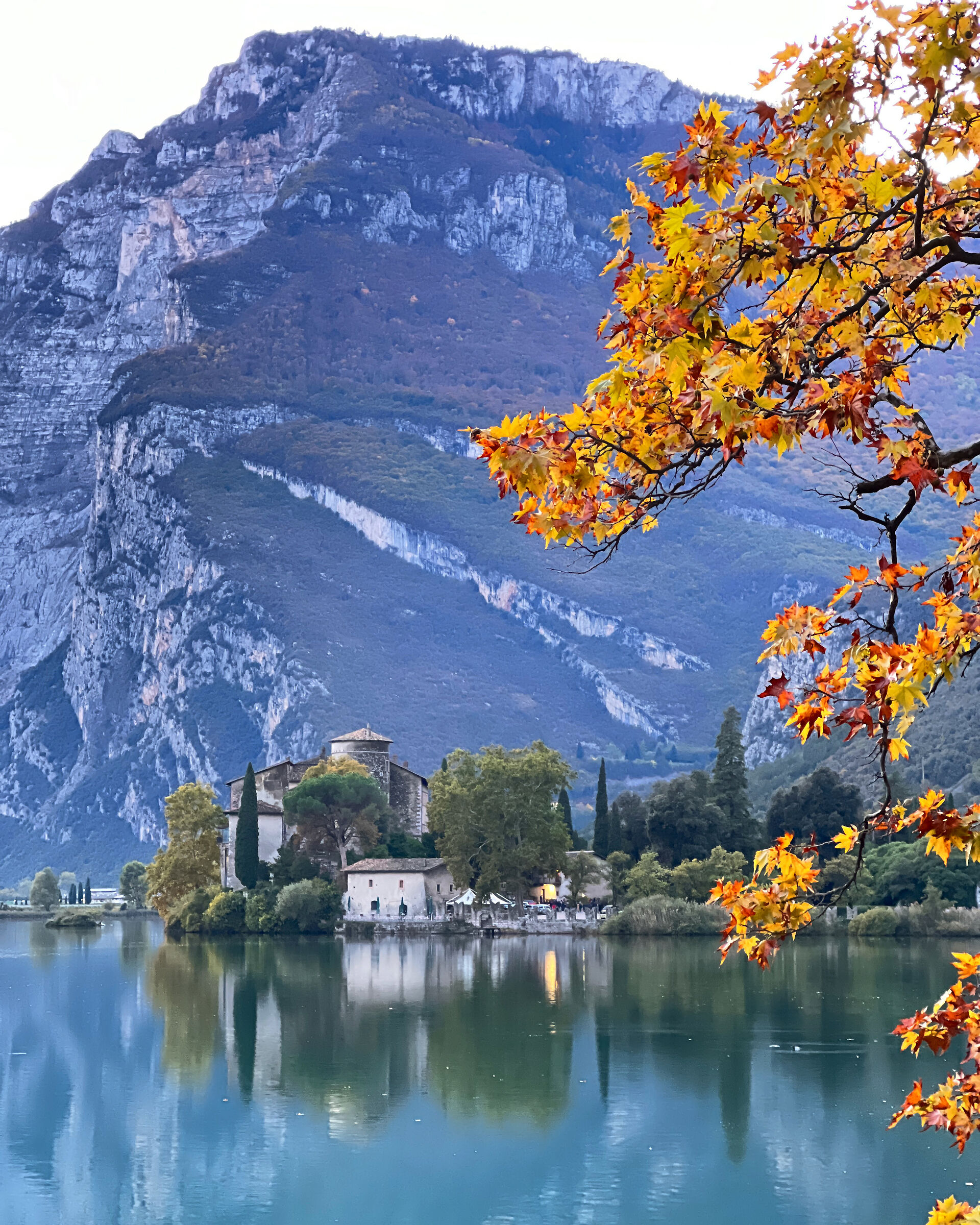 Autumn setting at Lake Toblino