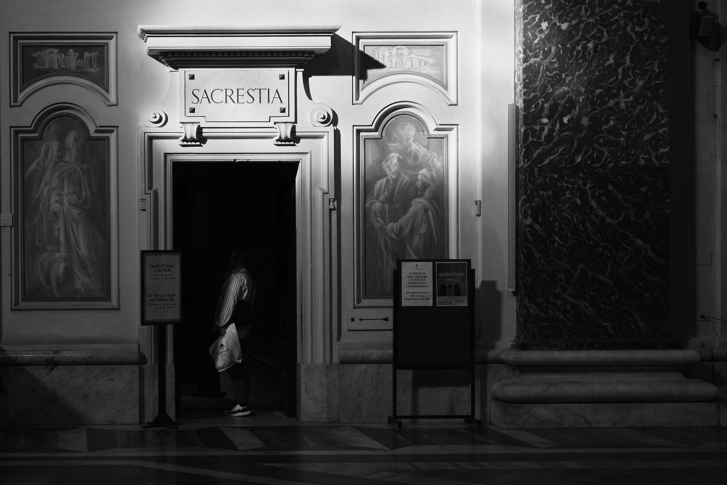 Compere in sacrestia