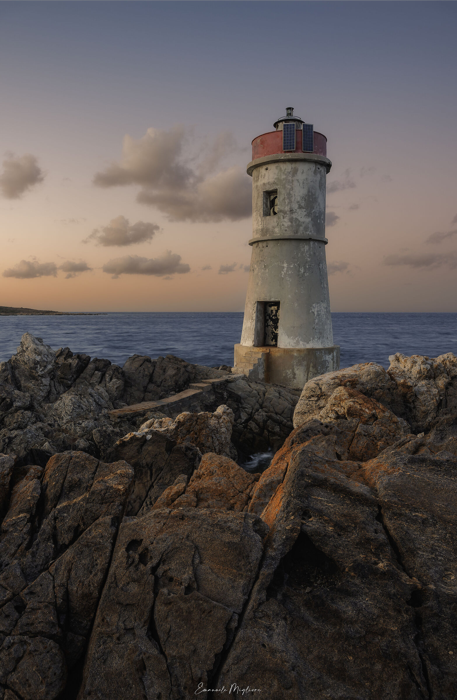 Incastonato tra le rocce