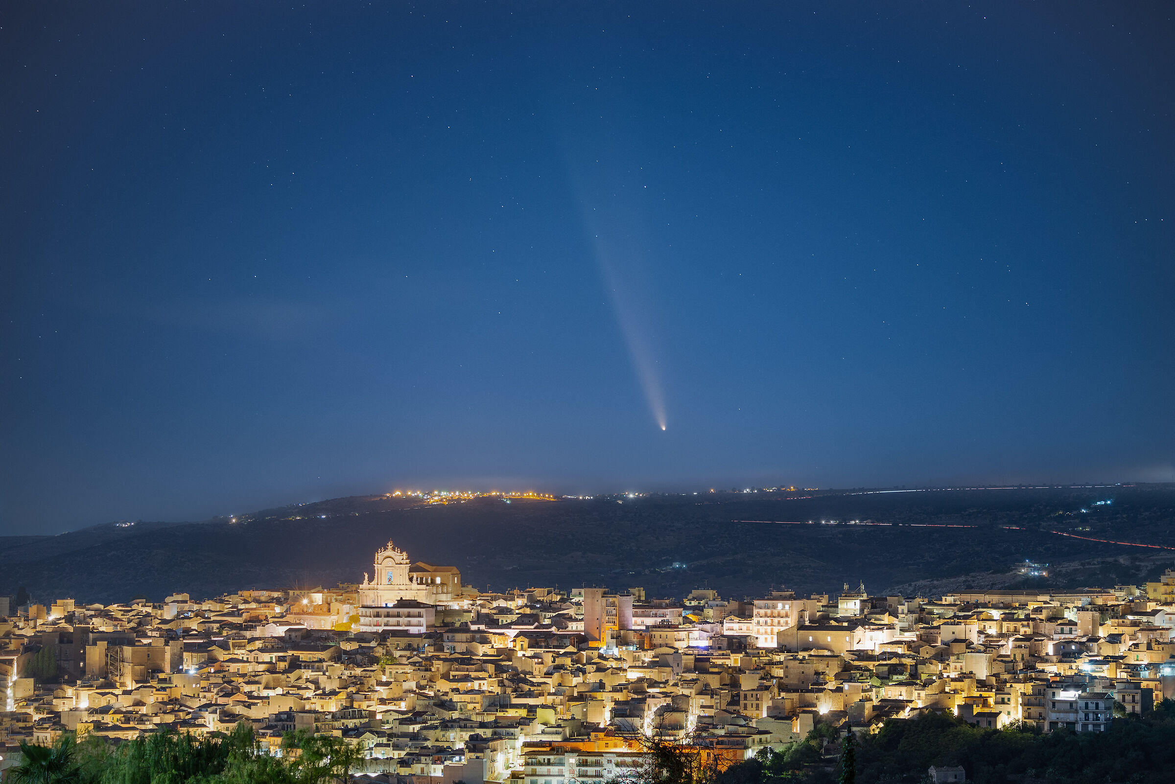 Cometa Tsuchinshan-Atlas sopra Modica