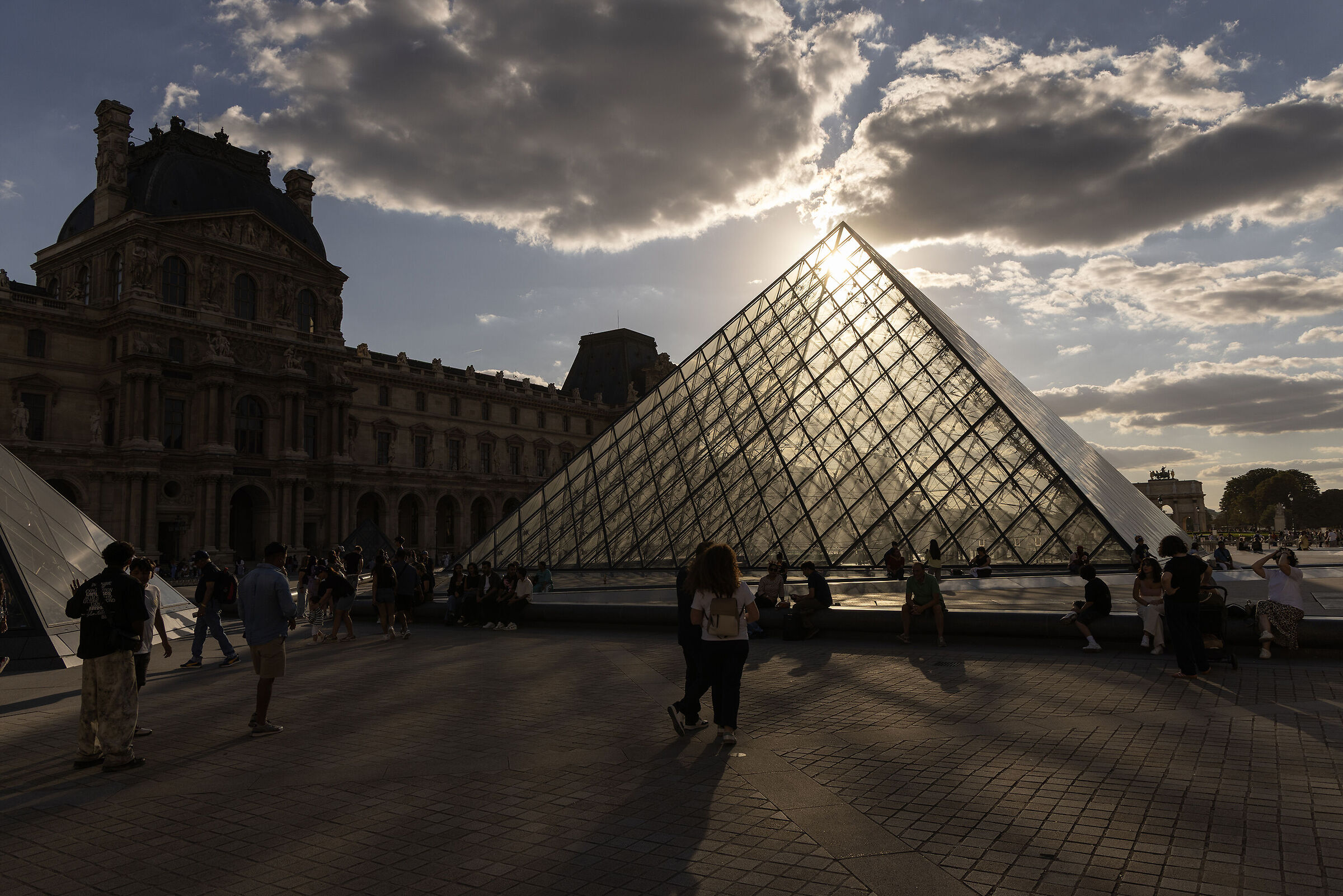 piramide del Louvre