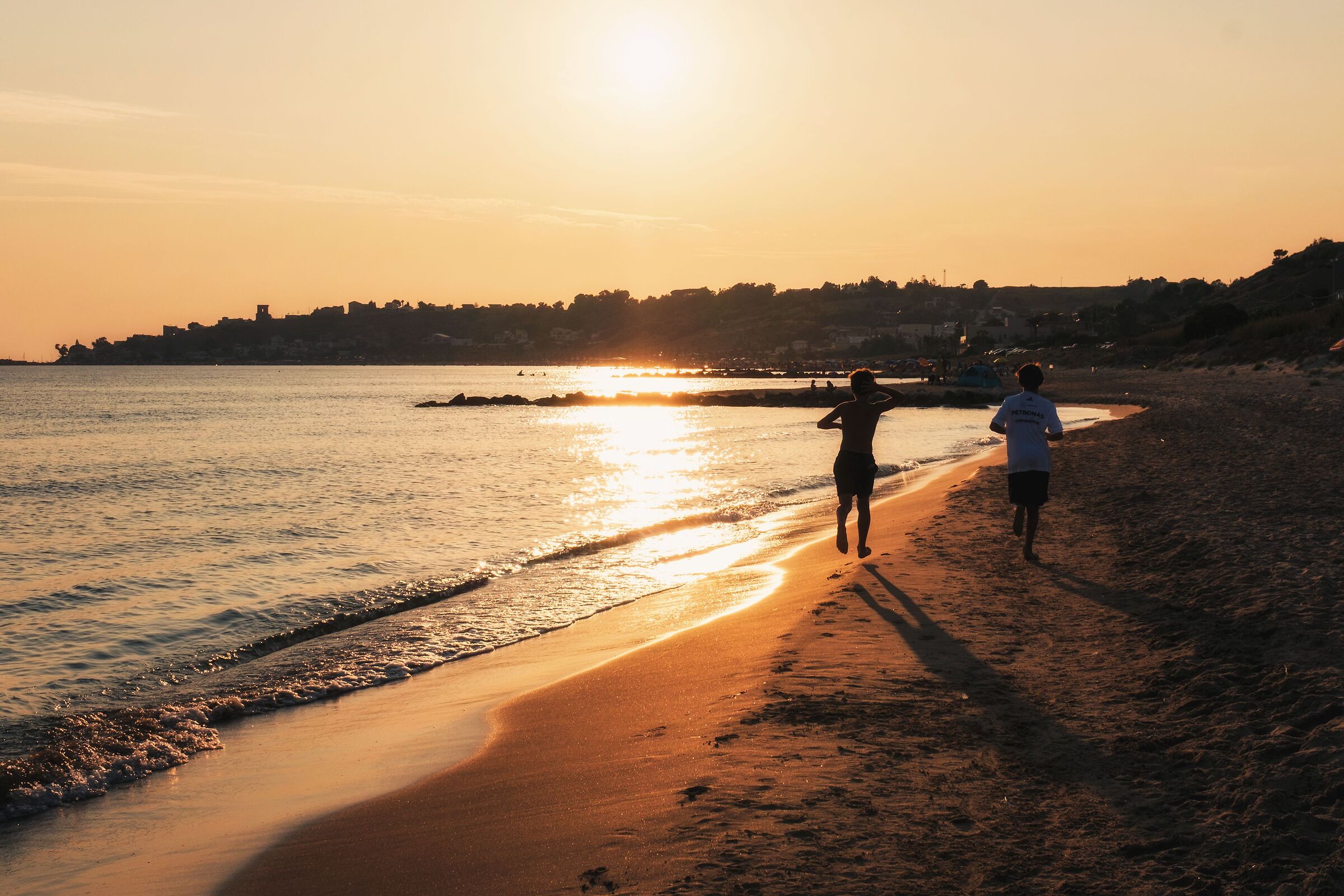 Bambini che corrono in spiaggia