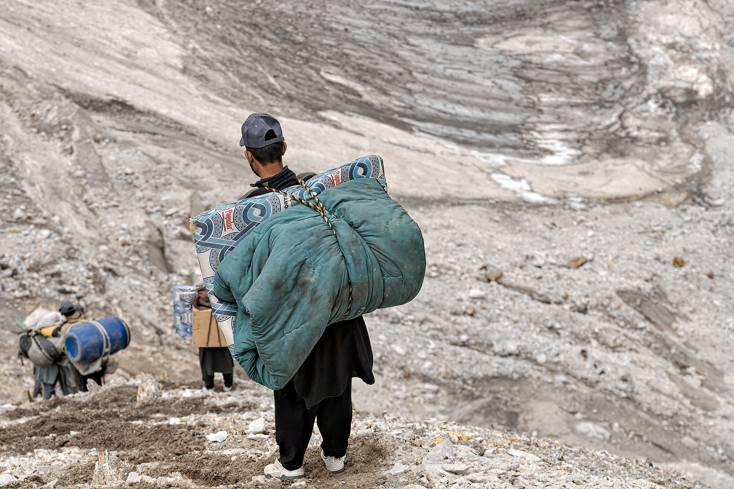 Portatori in discesa sul Mazeno Pass 5400m