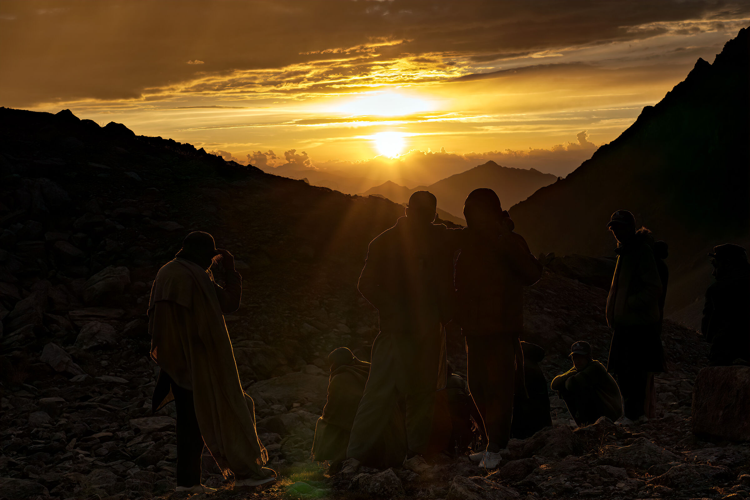 Portatori al tramonto all'Upper Loiba Camp