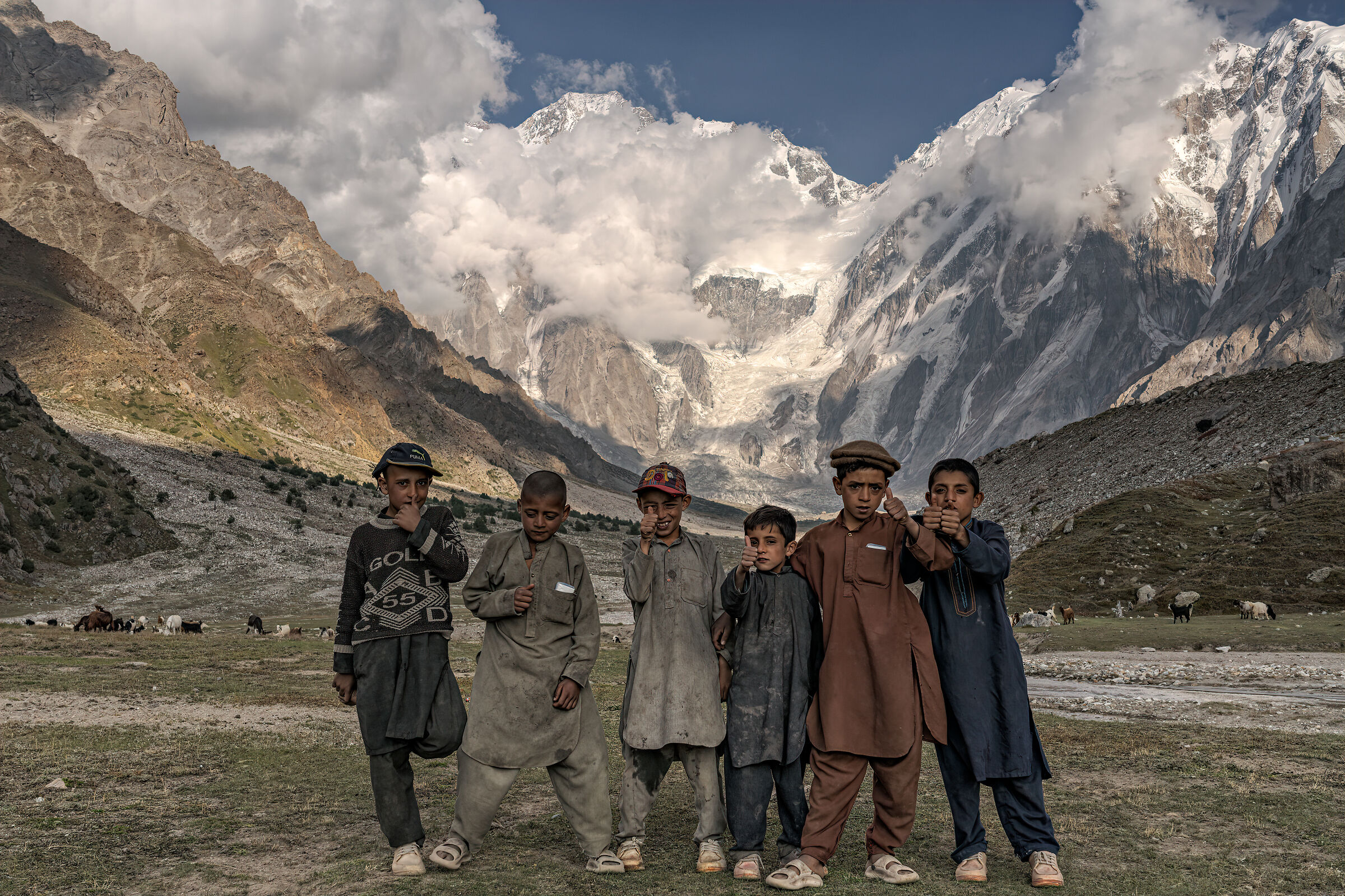 Bambini curiosi al campo base