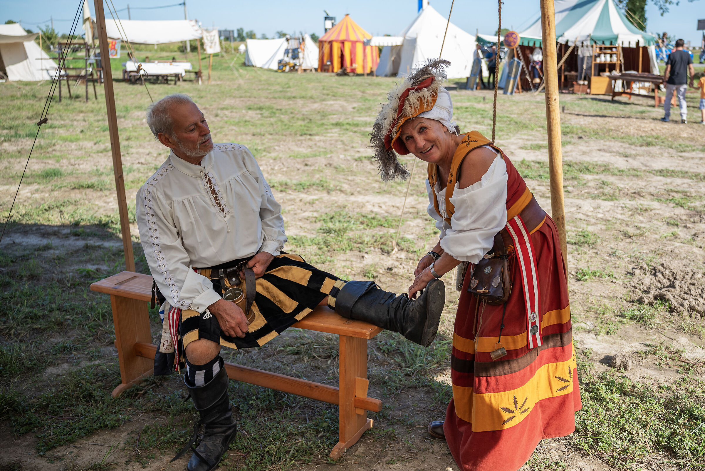 Kamp Frau aiuta il capitano con gli stivali