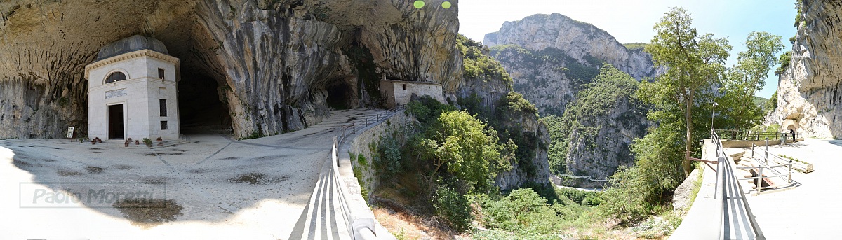 spledido 360 ° of the shrine of Our Lady of frasassi.