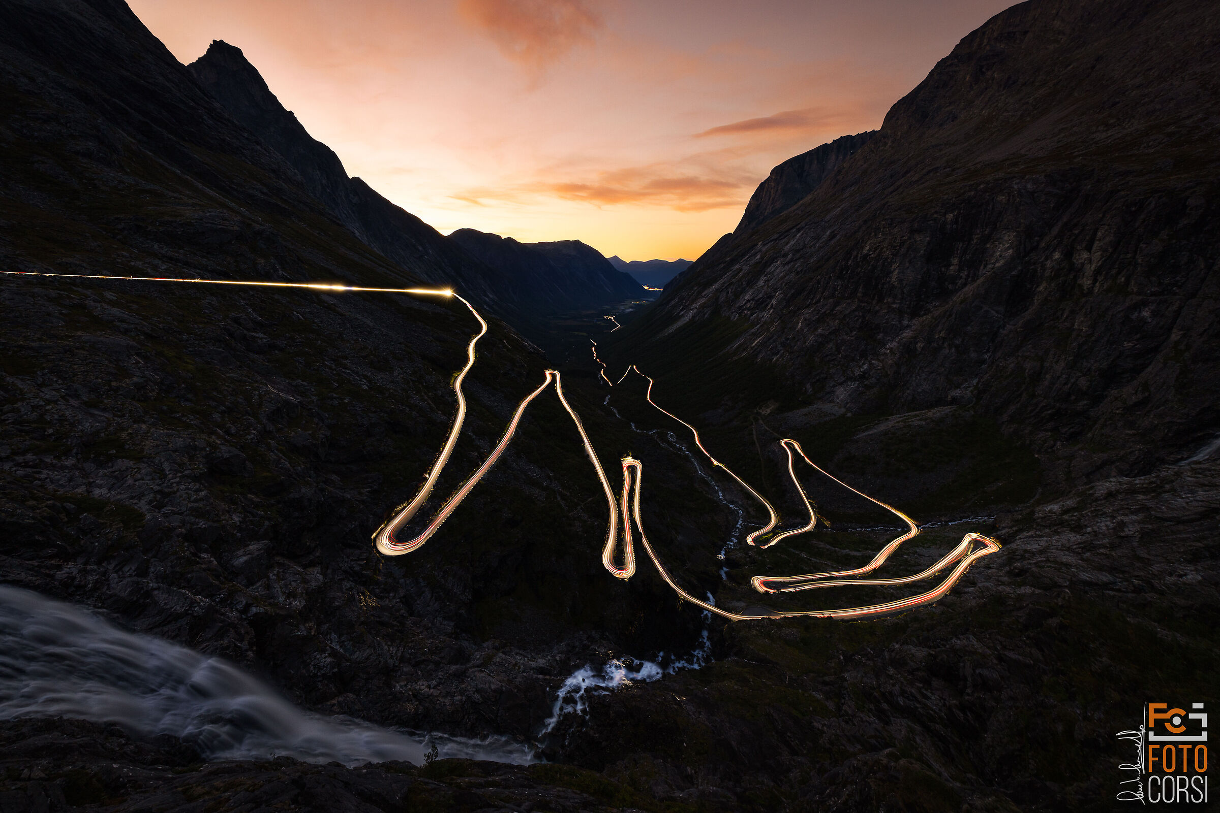 Car trails al Trollstigen pass