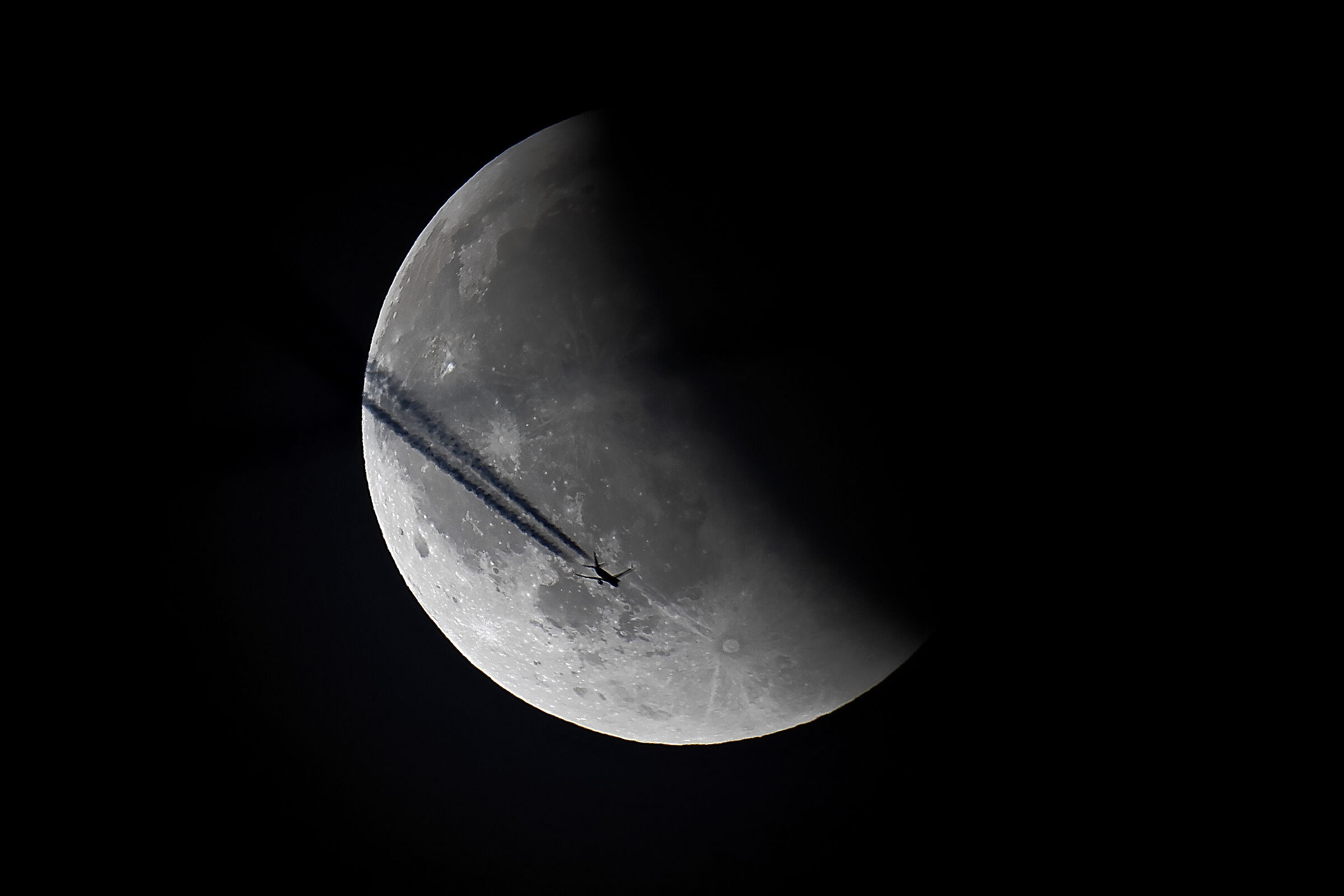 L'eclissi era velata, ma ho beccato un aereo ...