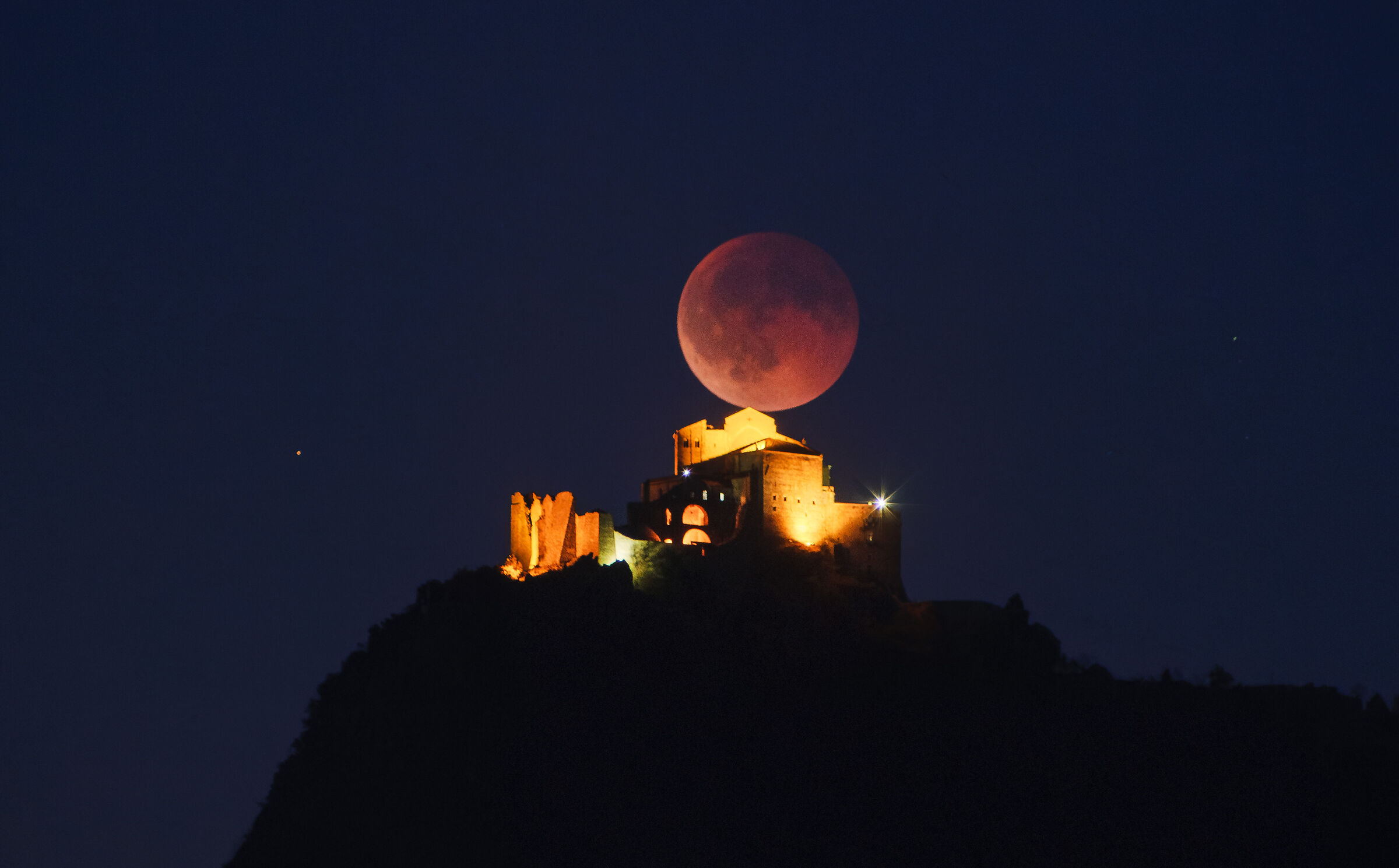The eclipse of the Moon touches the Sacra di San. Michael