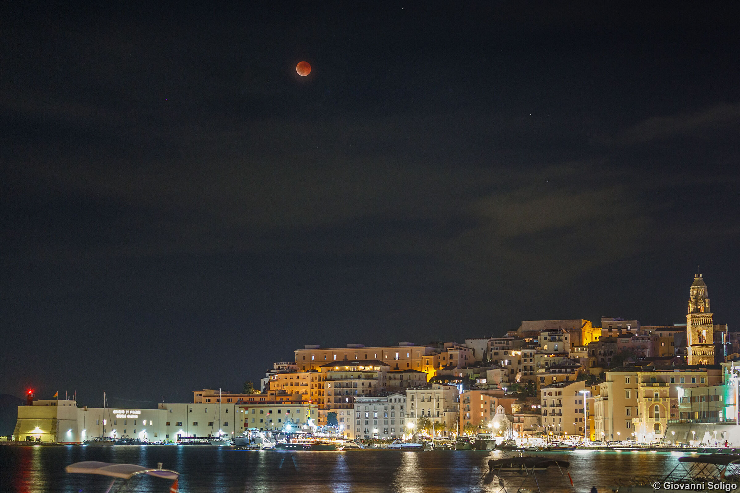 Eclissi totale di Luna su Gaeta Medievale