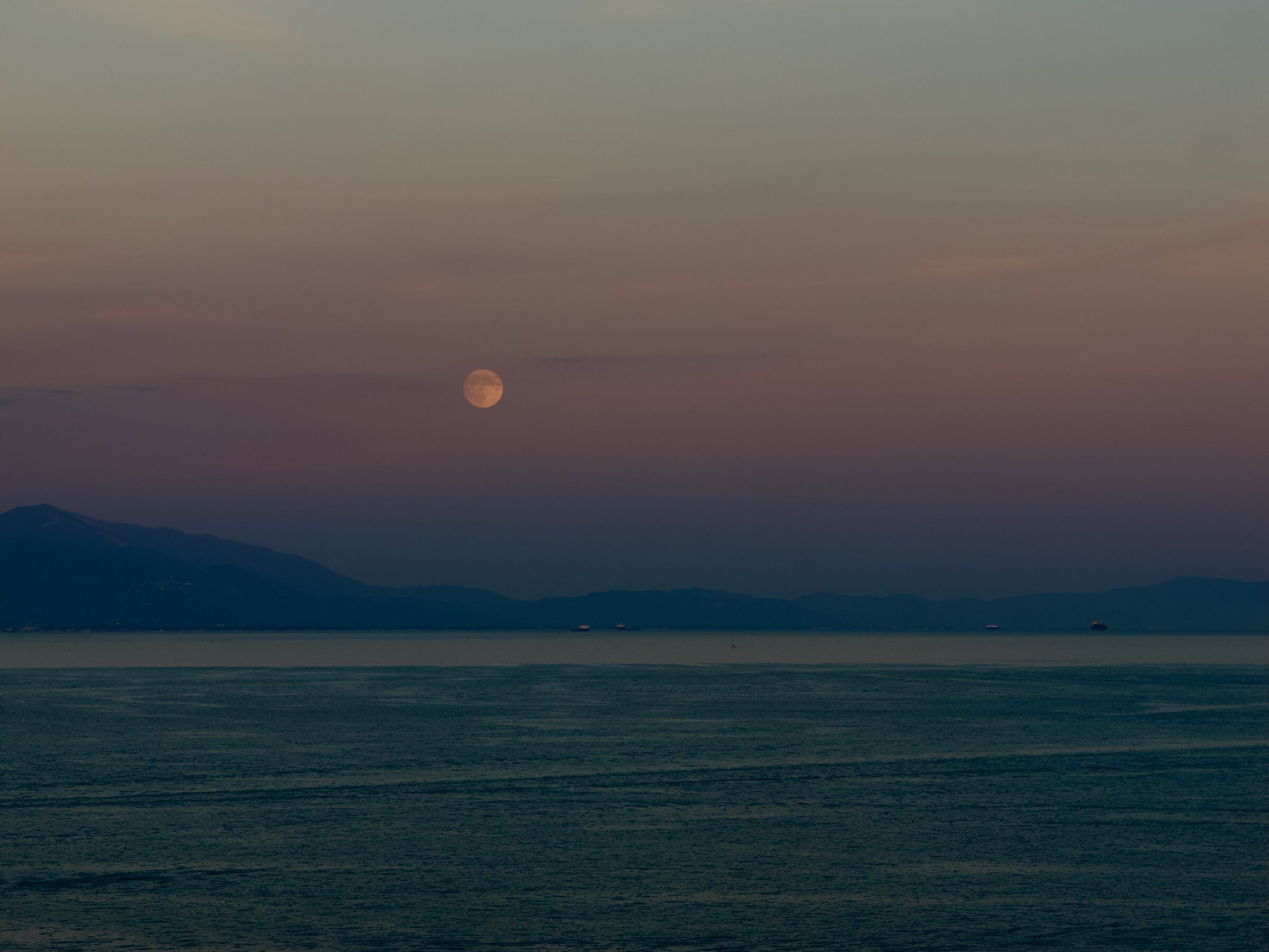 Guarda che luna ( il giorno prima dell'eclisse... )