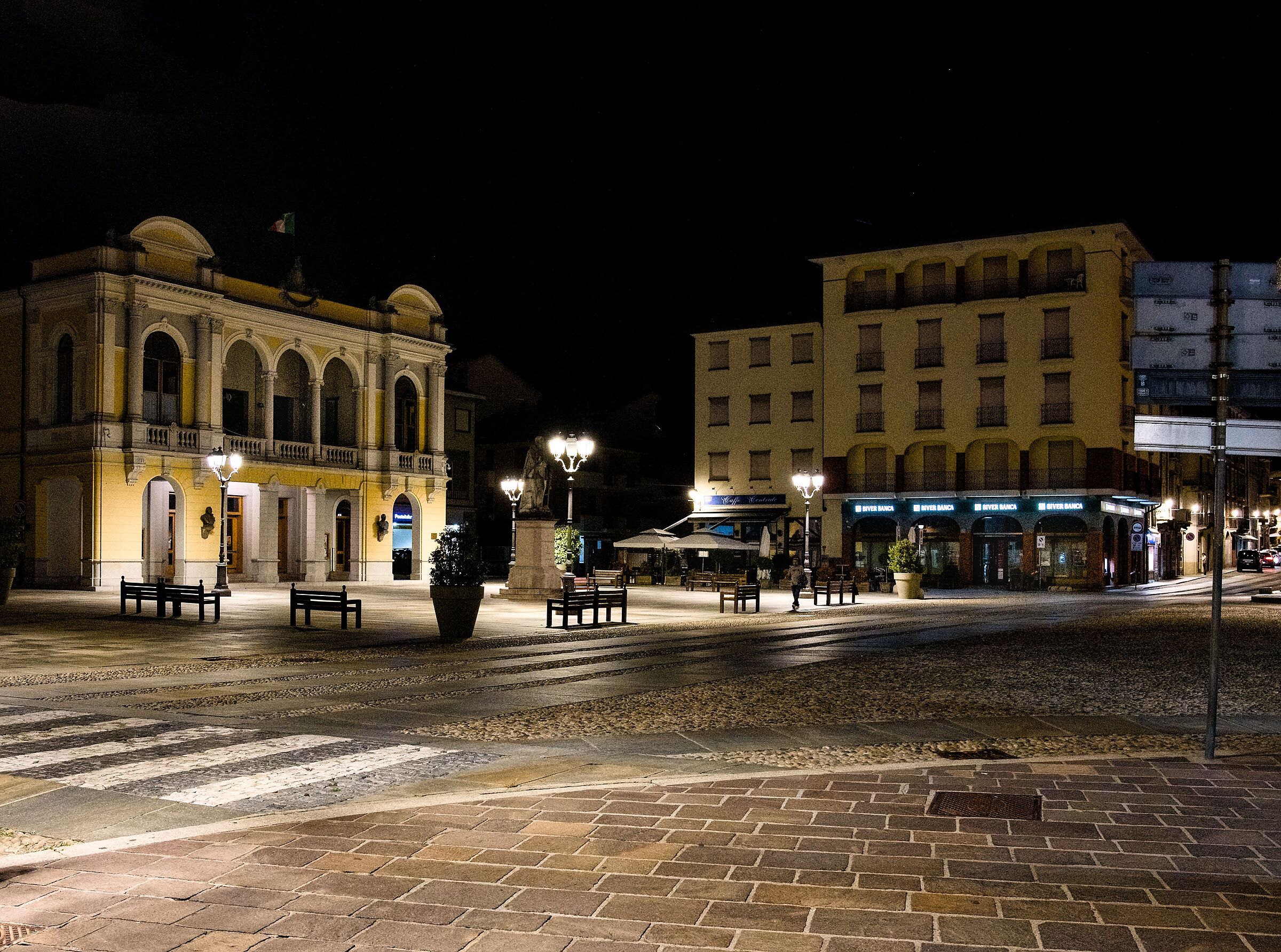 Varallo Sesia, piazza Vittorio, night