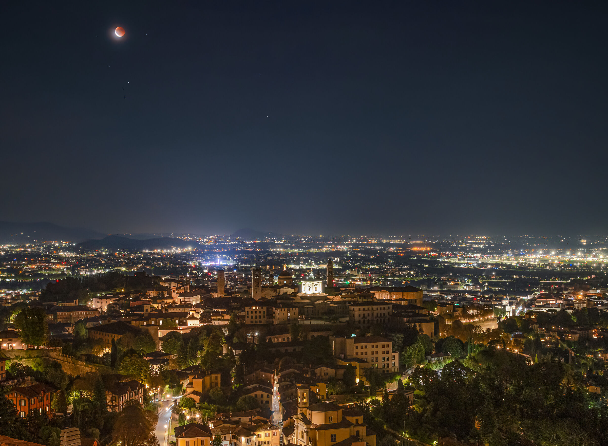 Eclissi sopra Città Alta