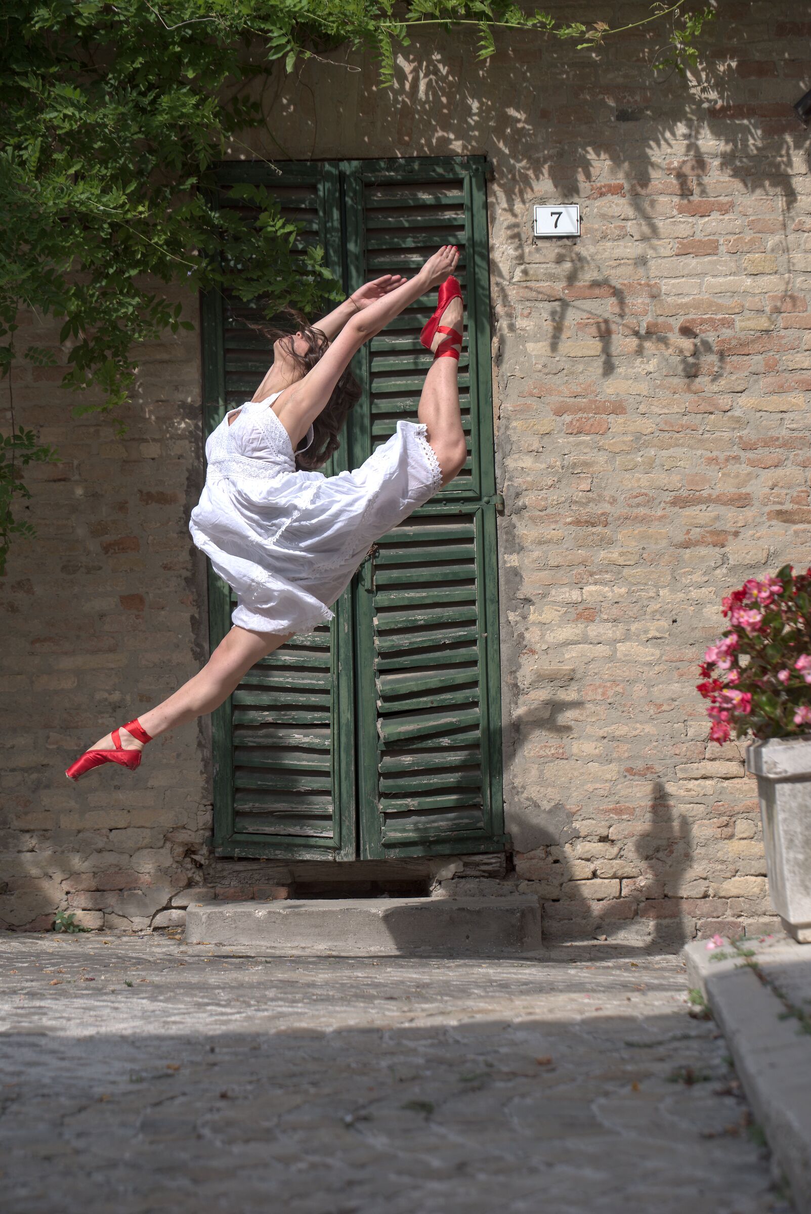 Sofia and dance in Piazza Enrico Medi