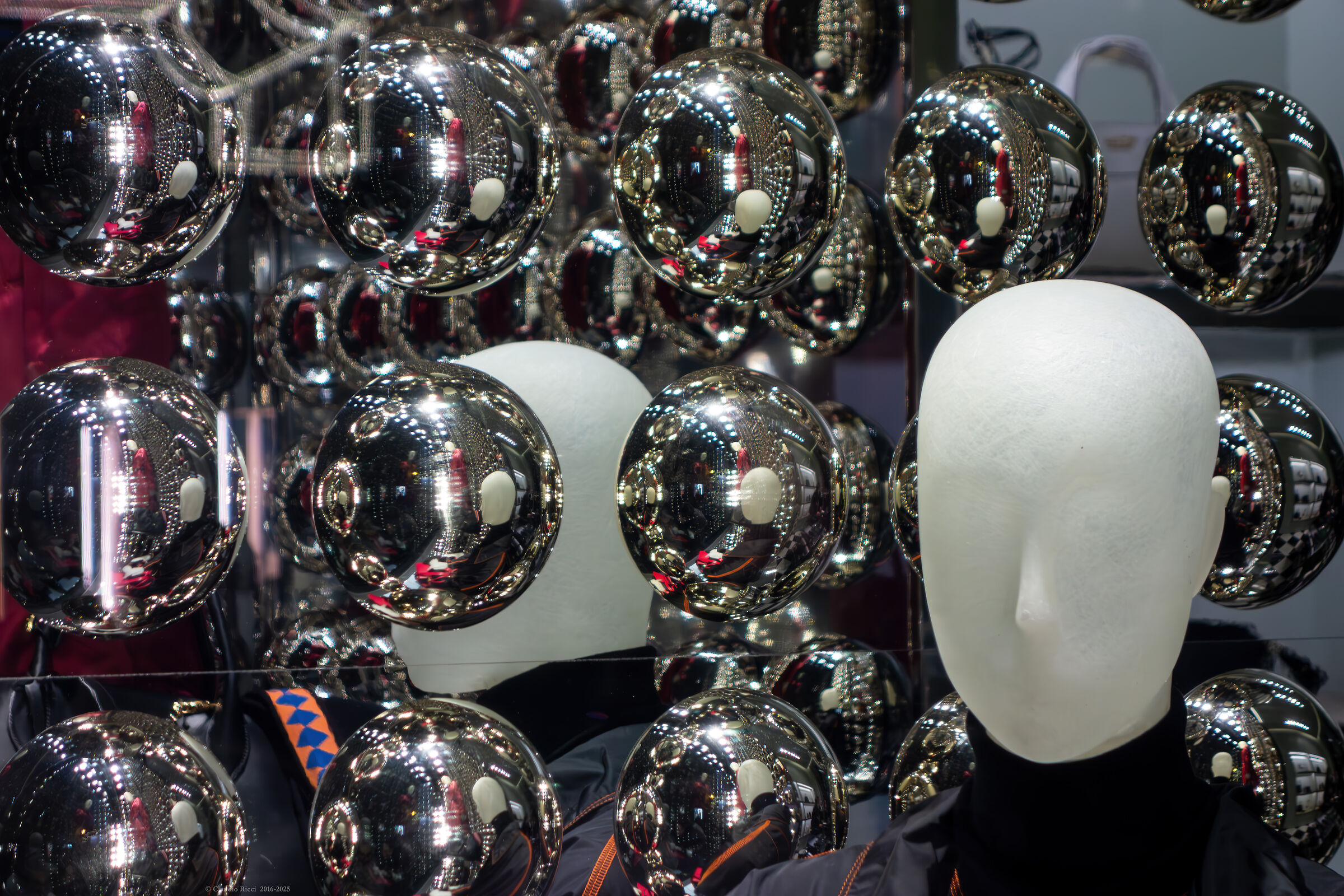 Multidimensional showcase