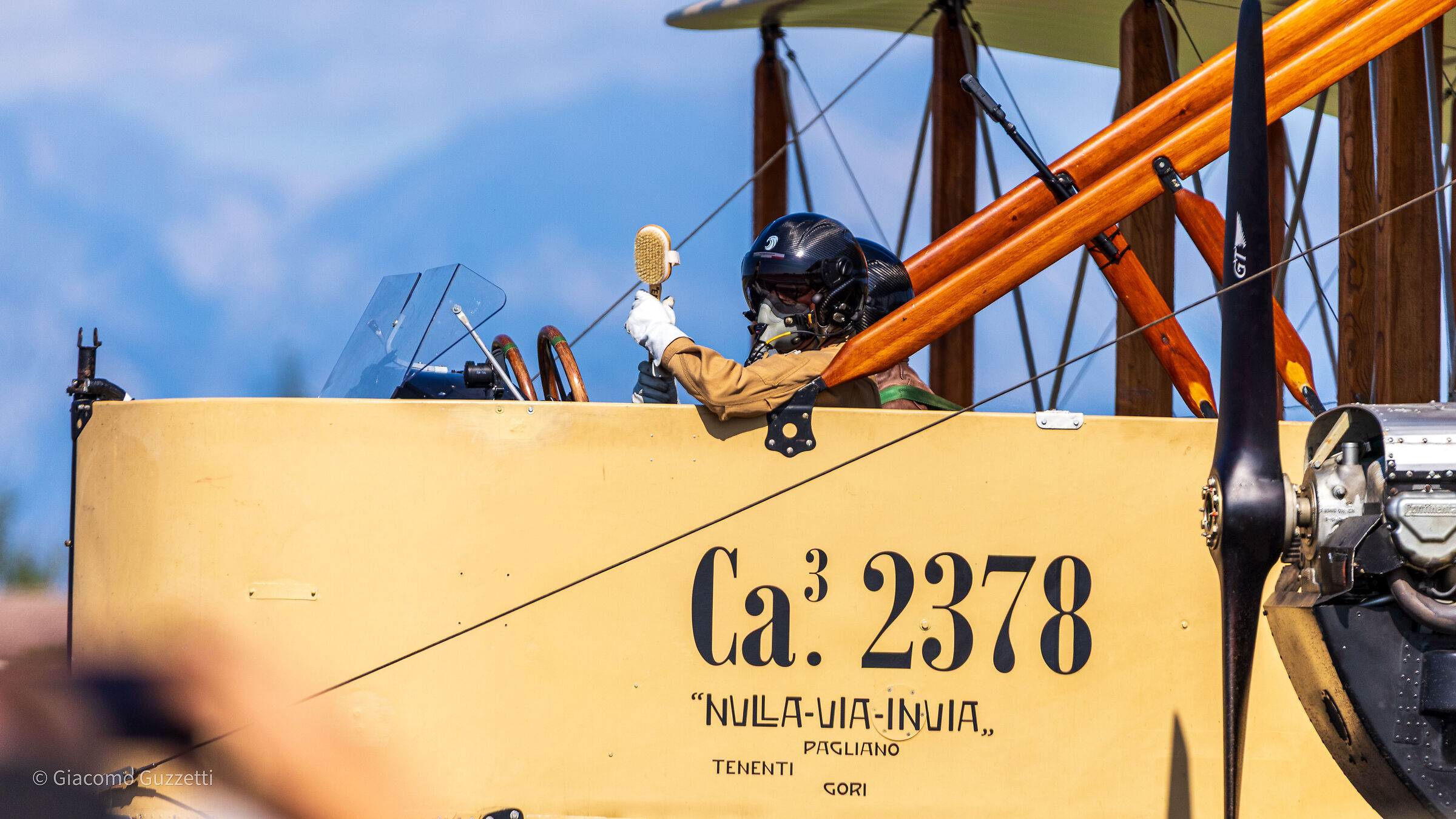 Caproni ca.3 - Strani oggetti a bordo...