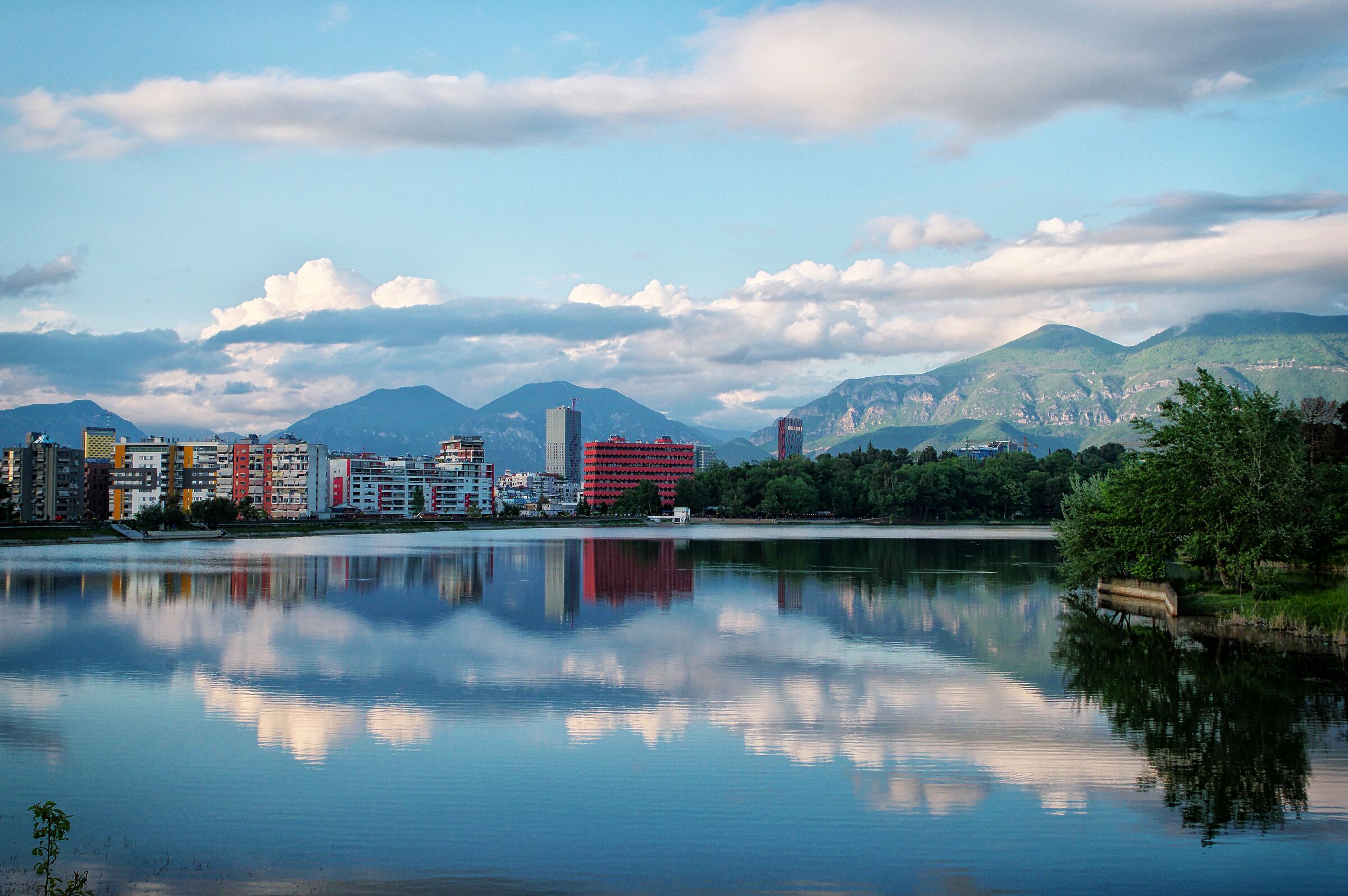 Skyline dal lago di Tirana