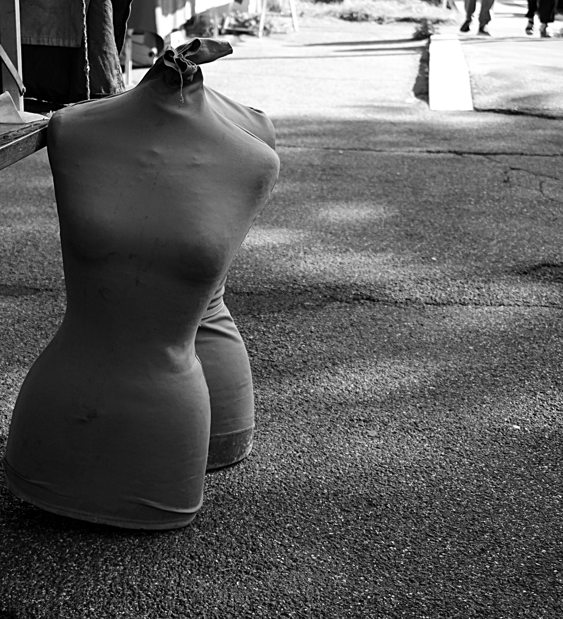 Busti senza gambe e gambe senza busti