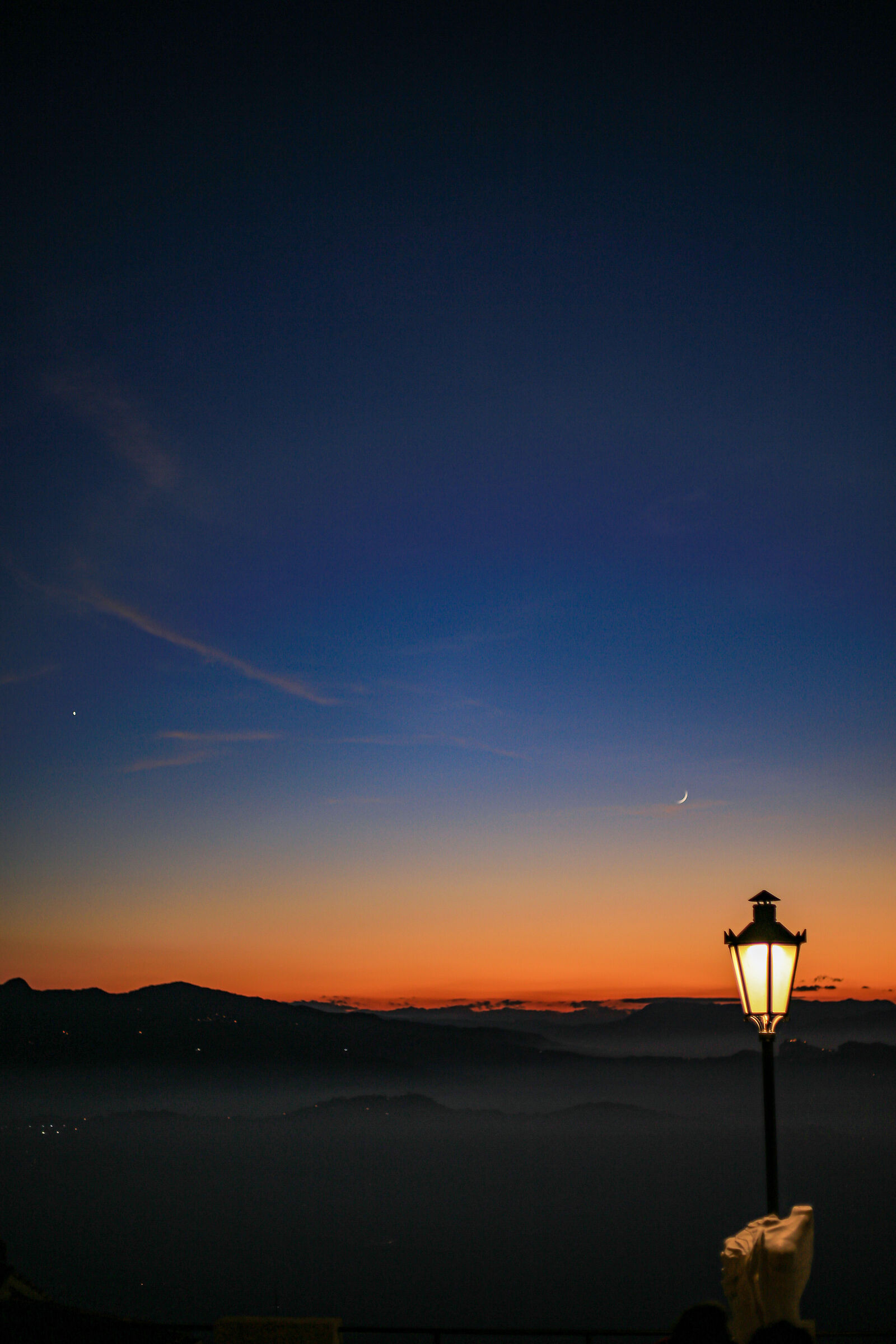 The lantern and the moon