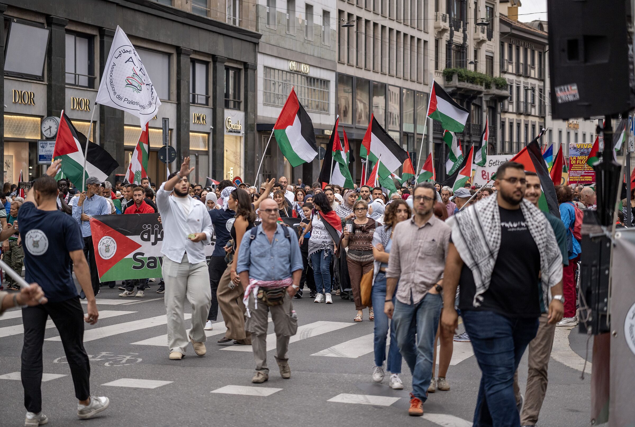 Piazza San Babila - Sabato 13 settembre 2025, 17:40