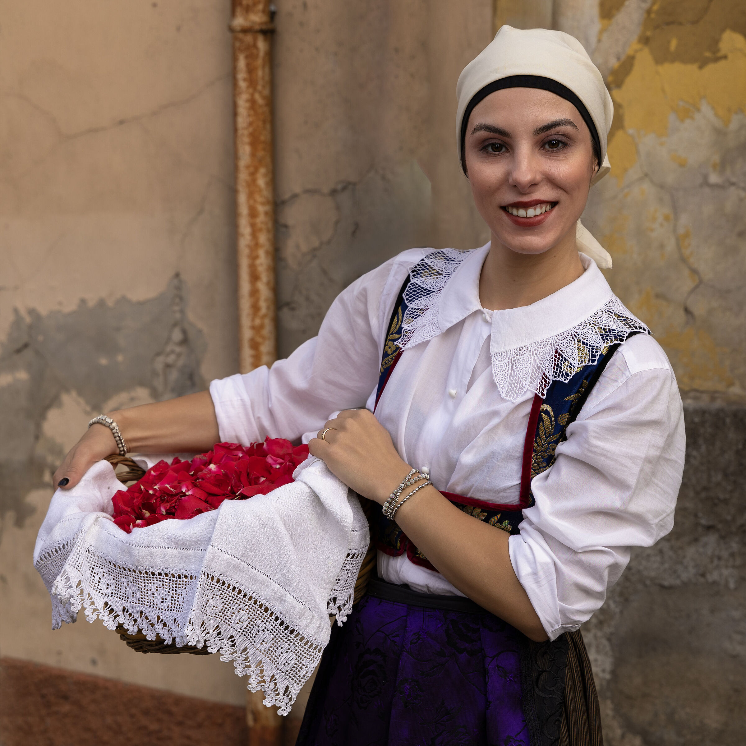 Ragazza di Arbus con cestino di petali di rosa