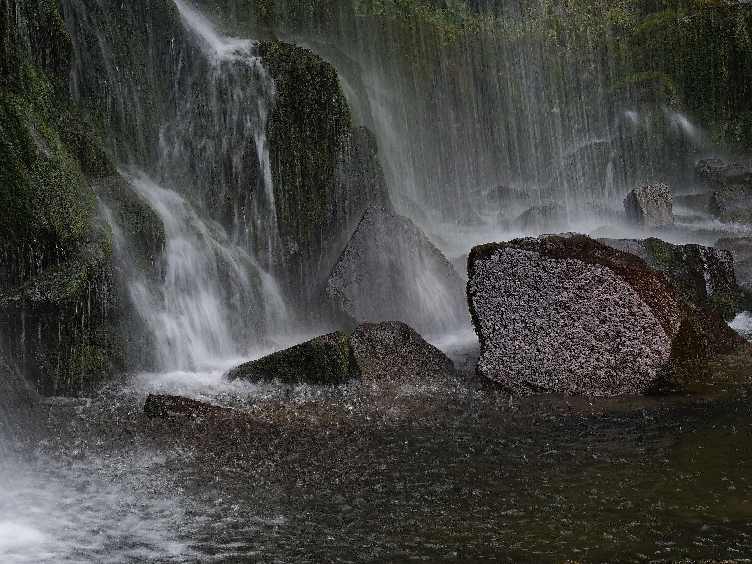 pioggia sulle pietre