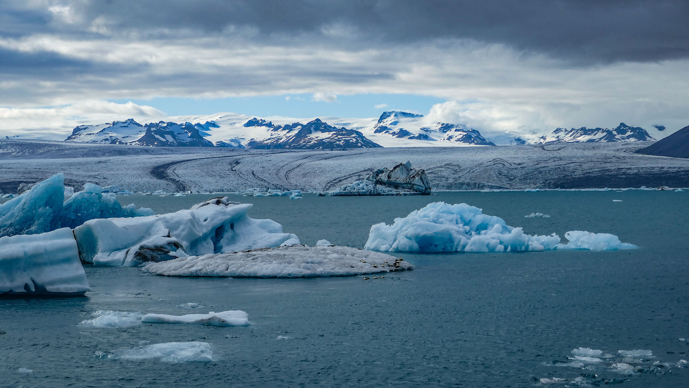 Immense lagoons and glaciers