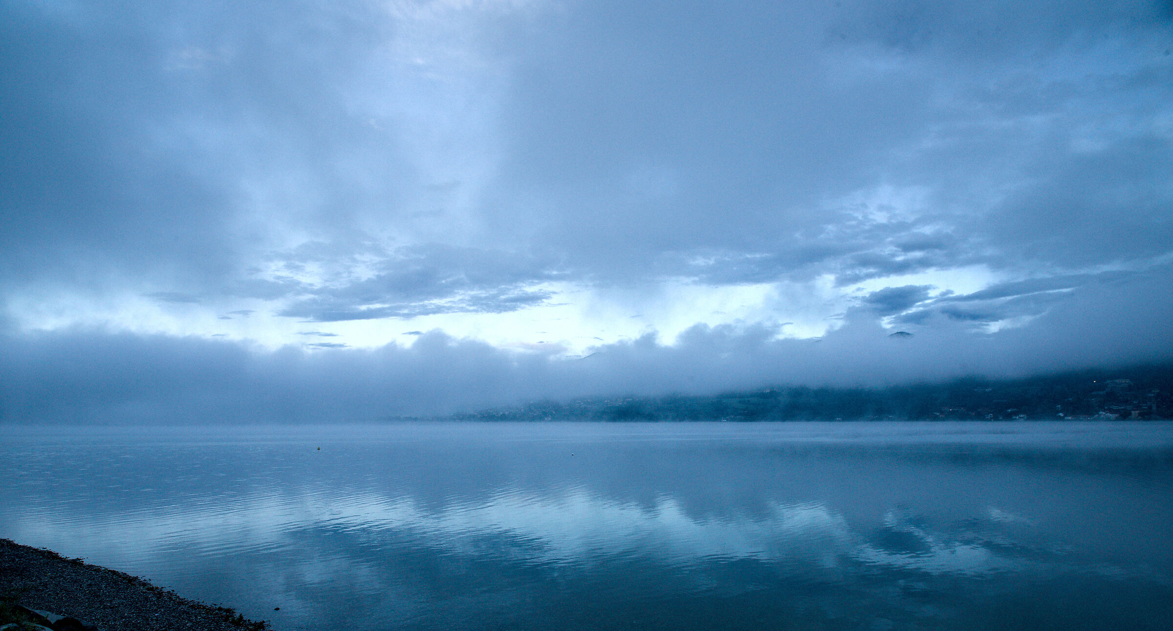 Lago di Pusiano al mattino