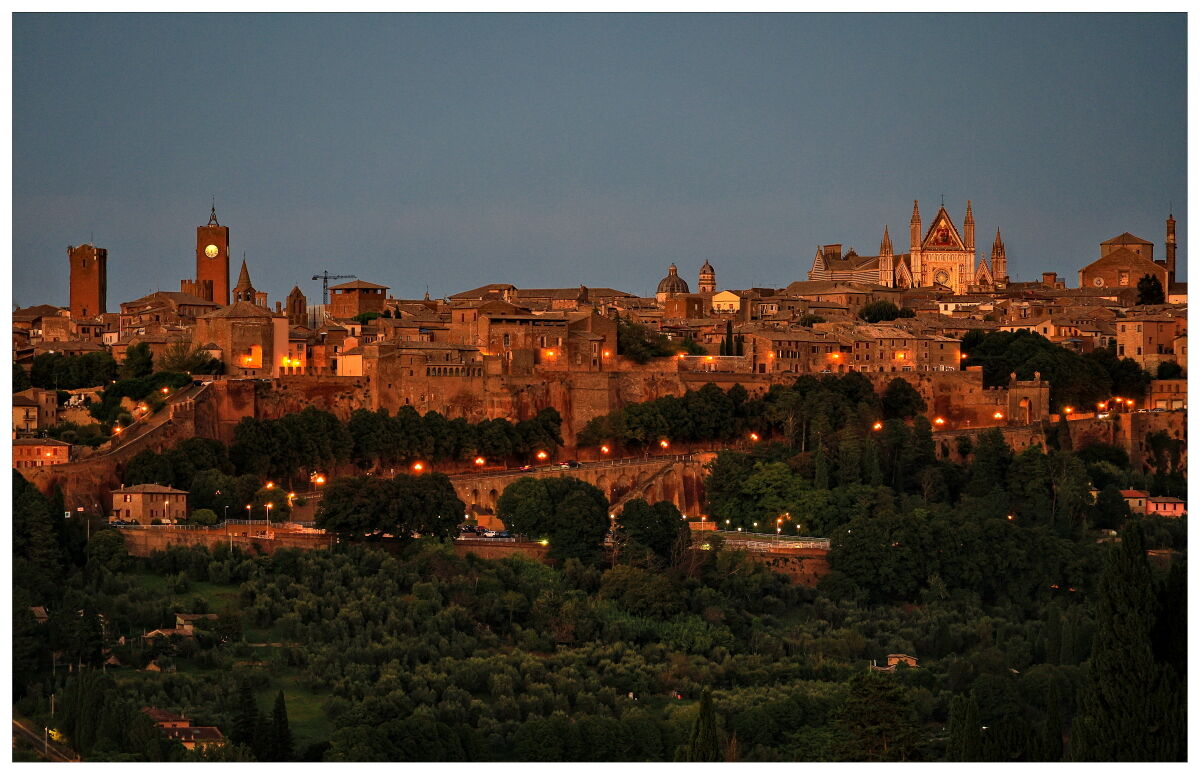 Scende la sera sulla magica Orvieto