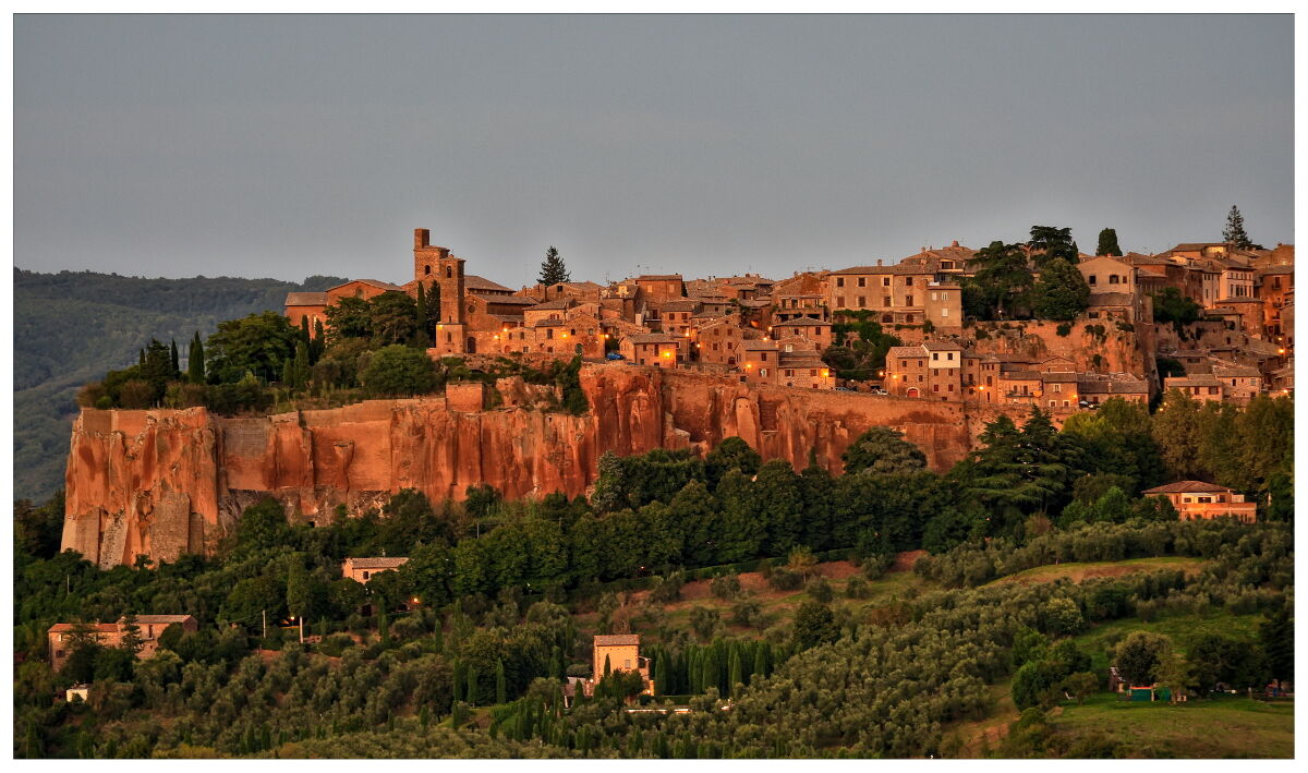 Scende la sera sulla magica Orvieto