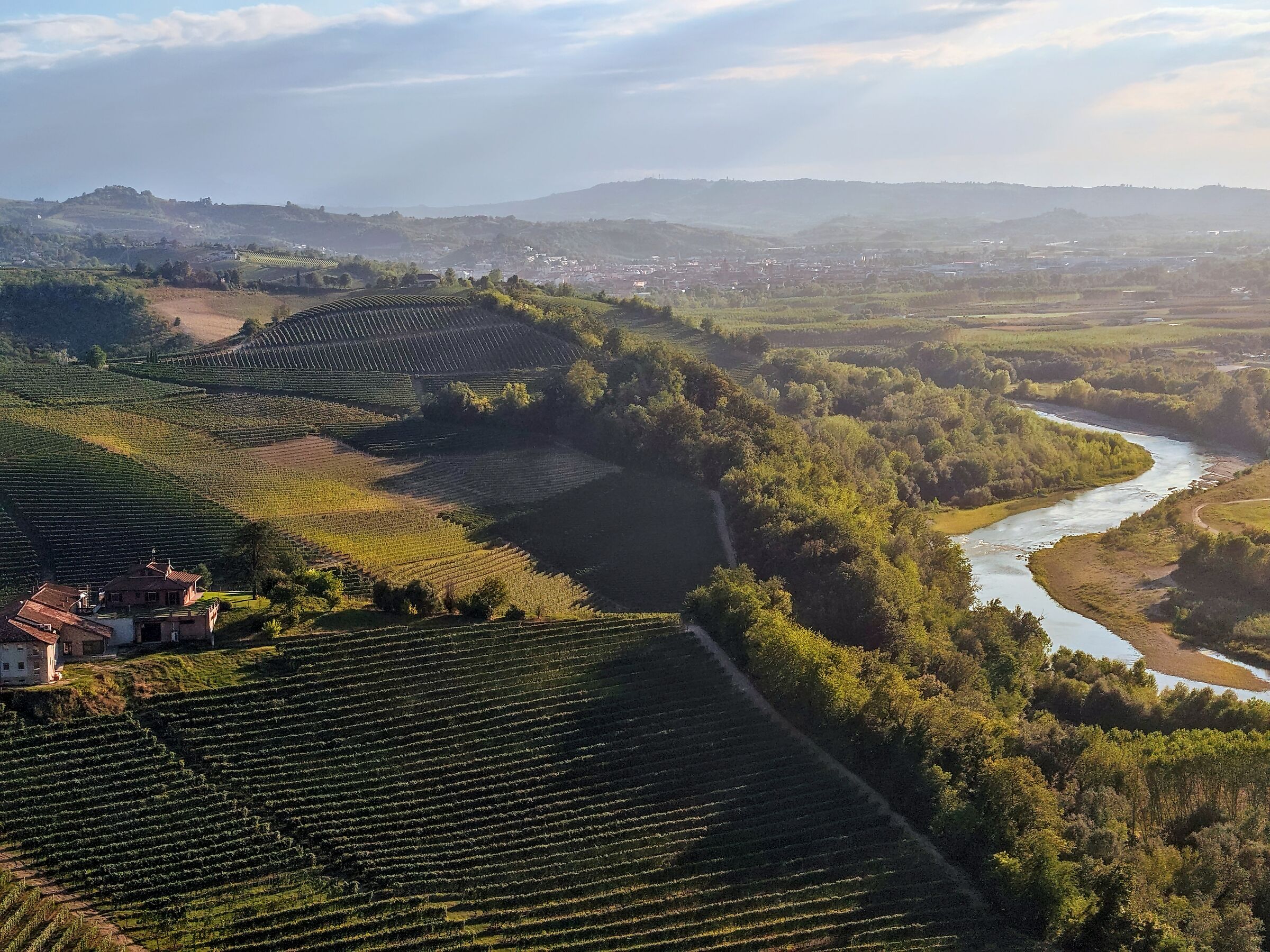 Roundness and curves