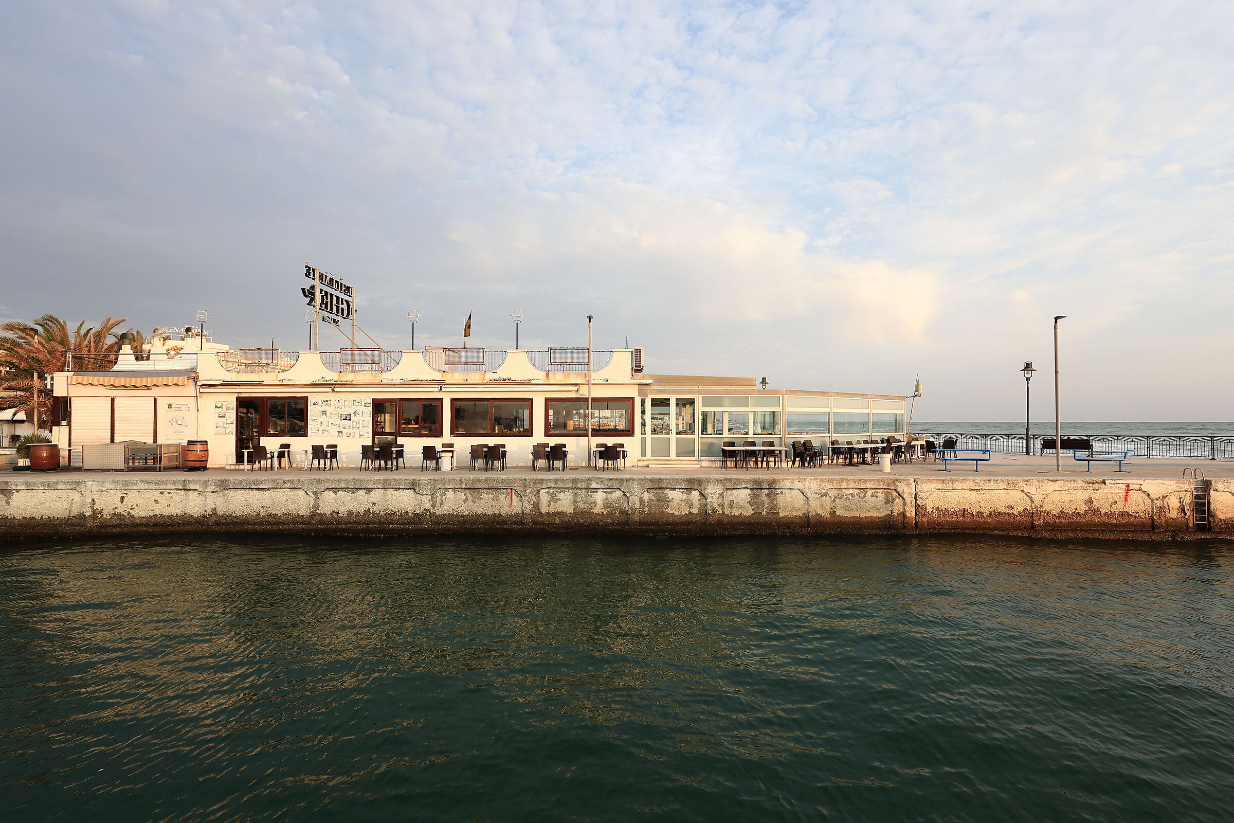 Ristorante sul porto di Riccione all'alba