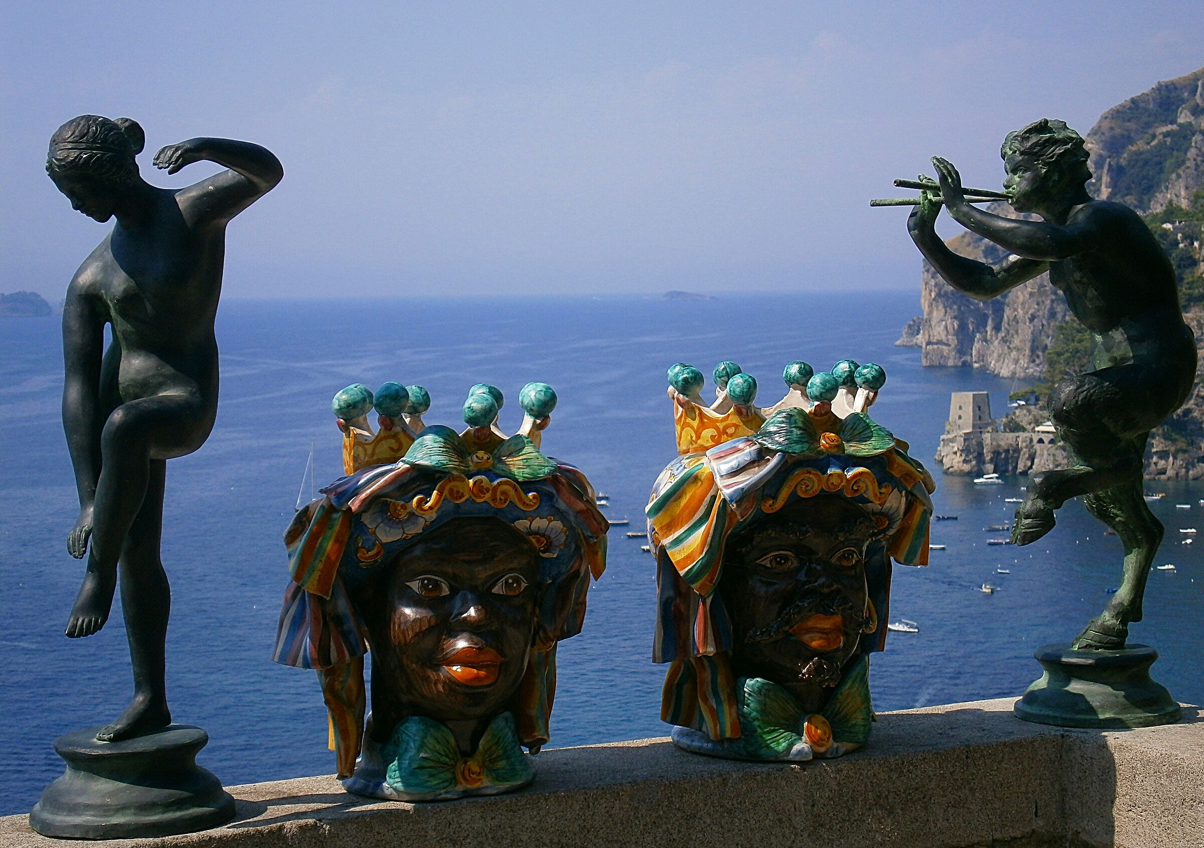 Maschere, satiro e signora danzante