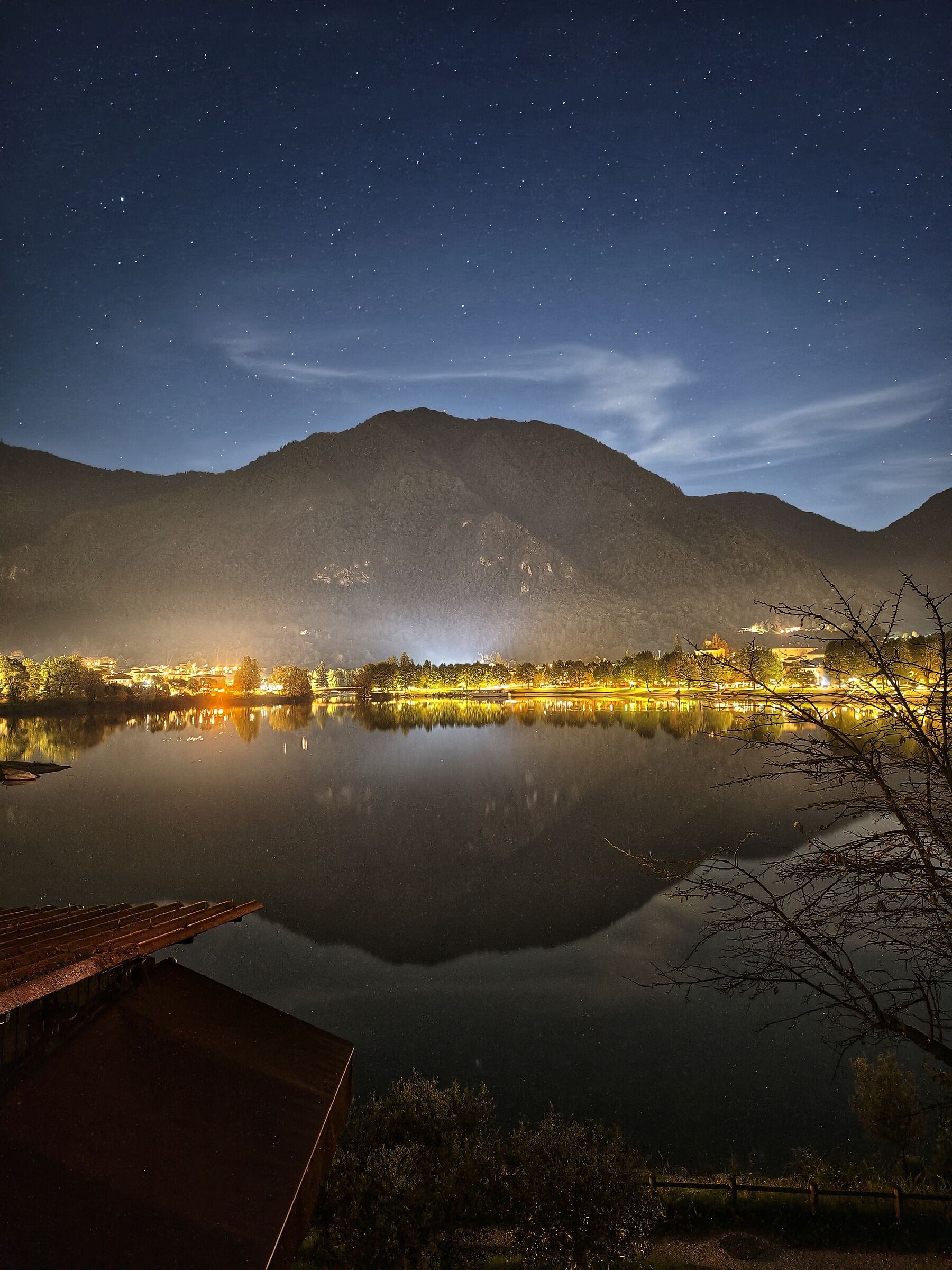 Night reflection, Idro Lake