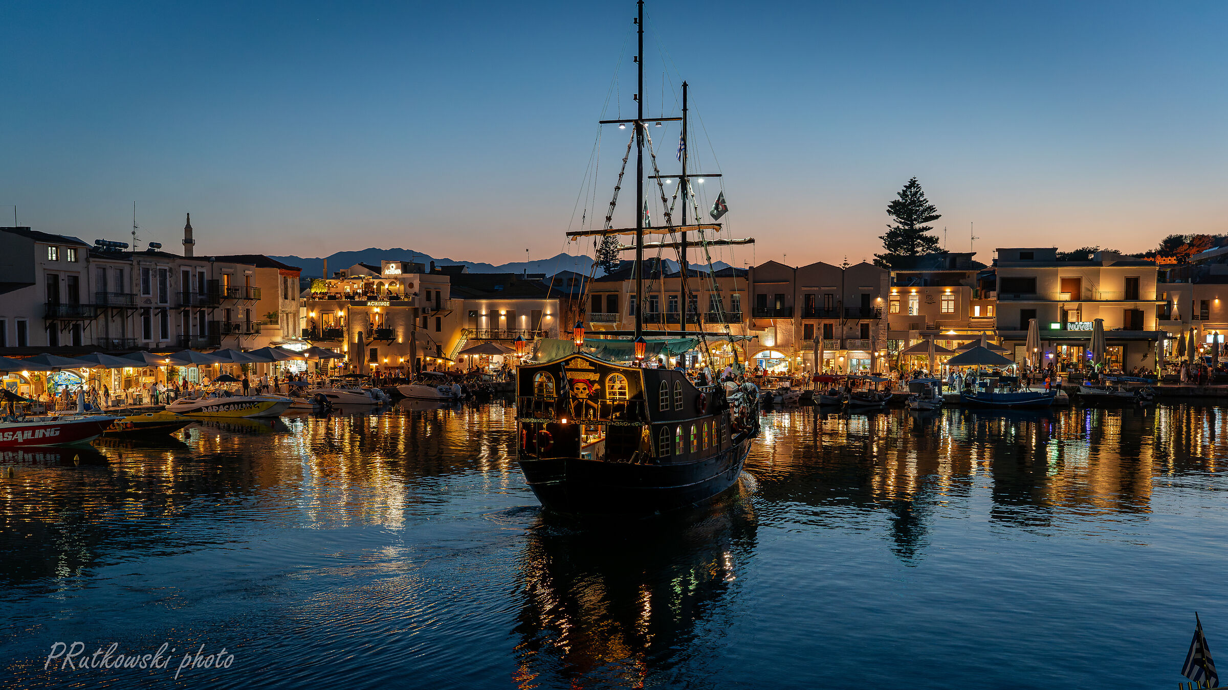 Okr?t wp&lstrok;ywaj?cy do portu.