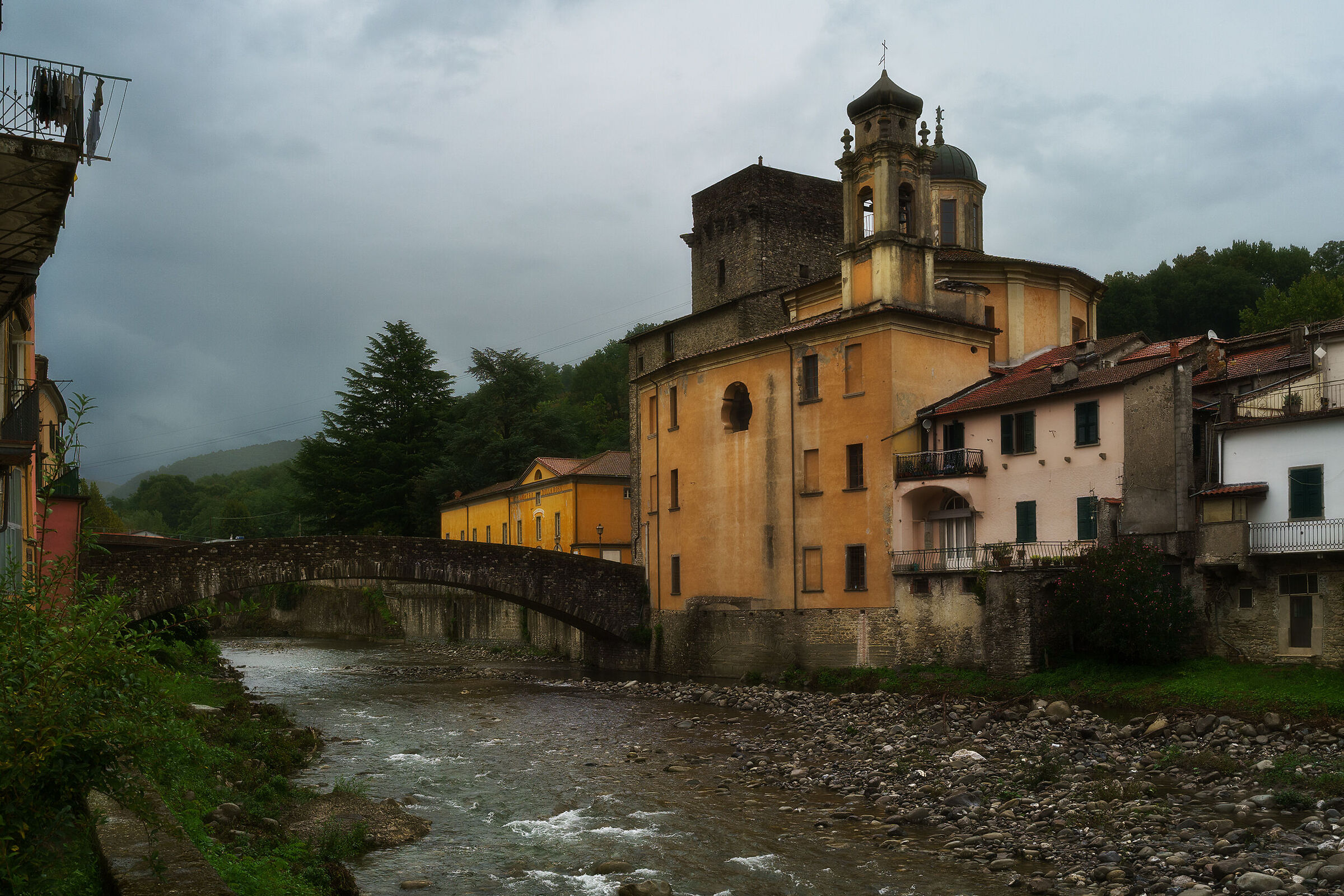 Pontremoli with a view of the Teatro della Rosa.