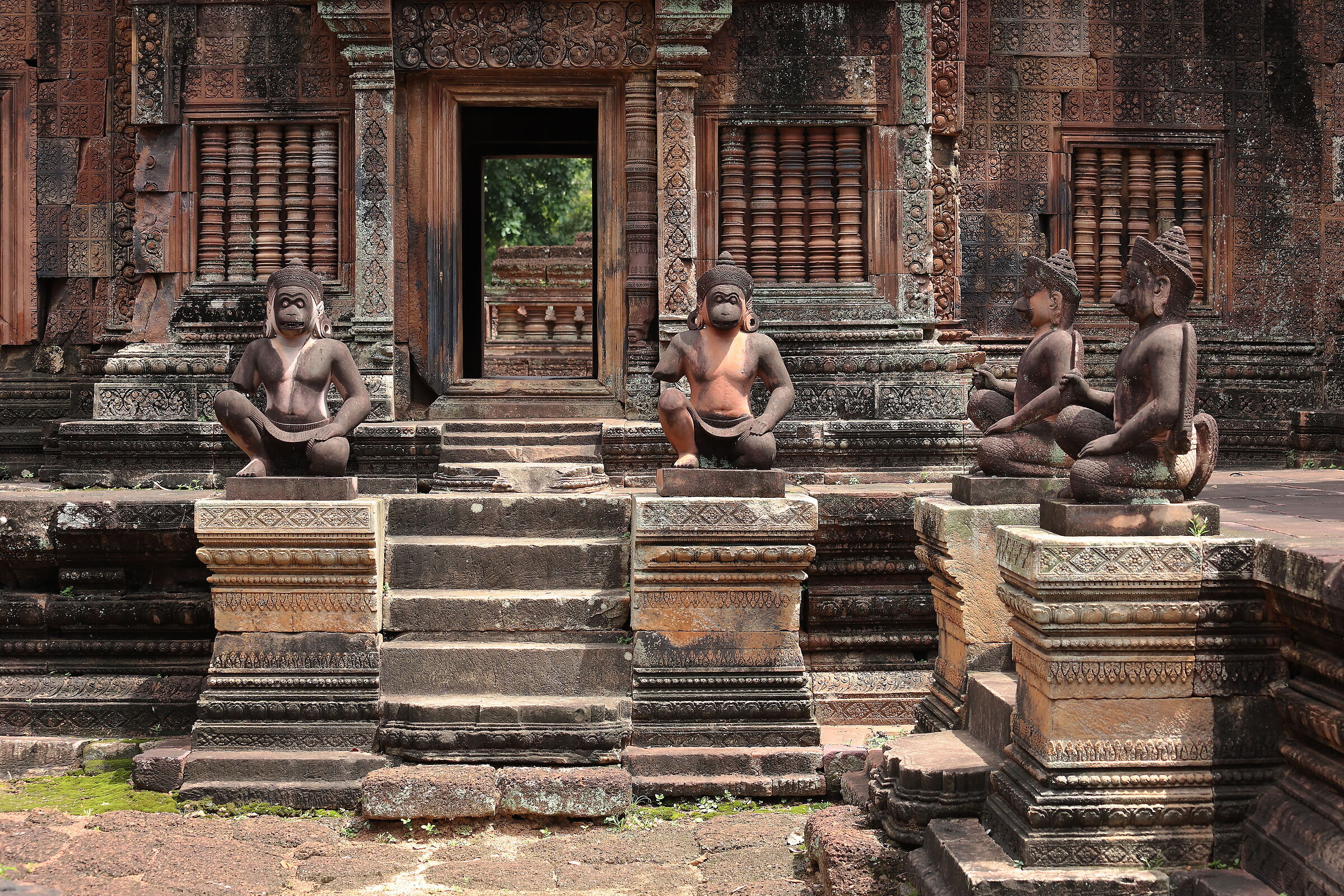 Guardians of the temple of Banteay Srei.