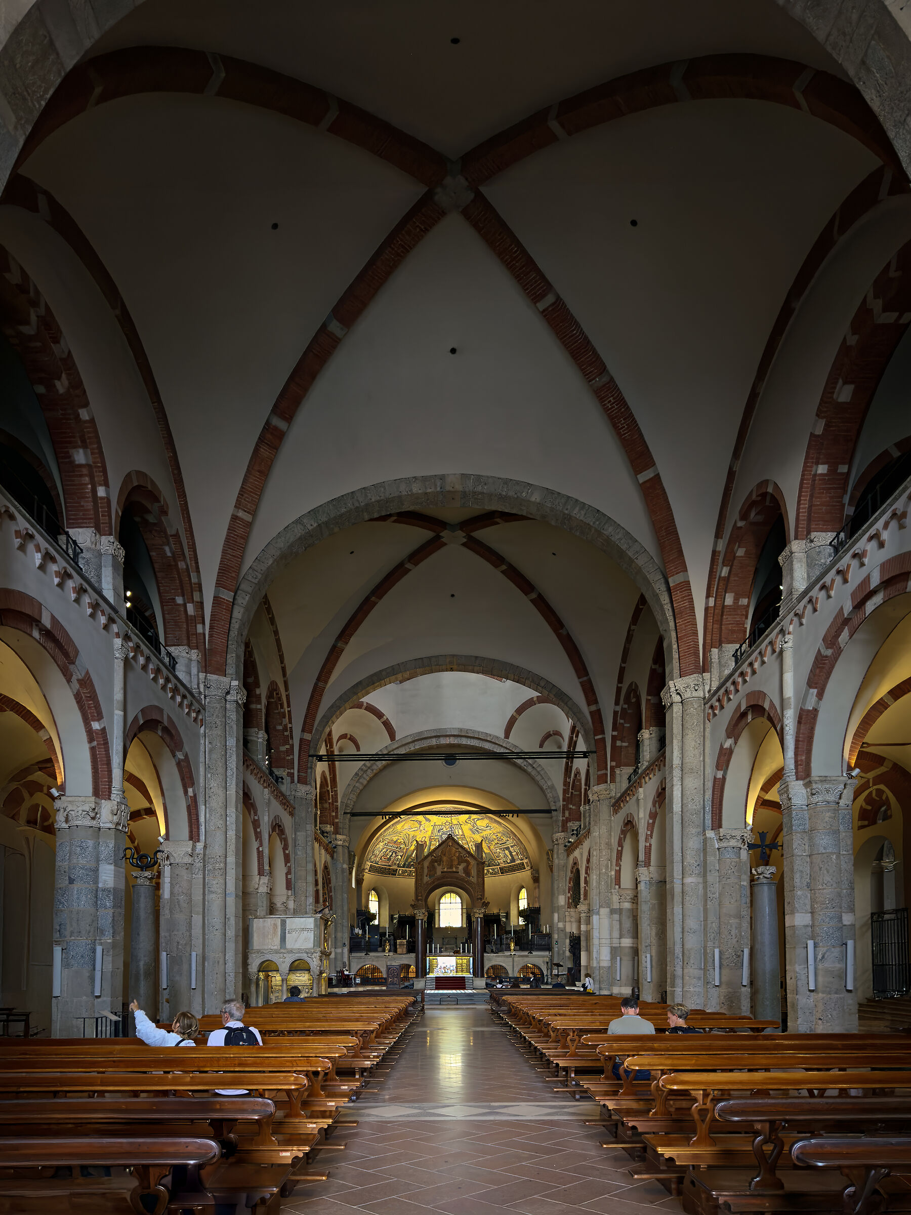 Basilica di Sant'Ambrogio , navata centrale