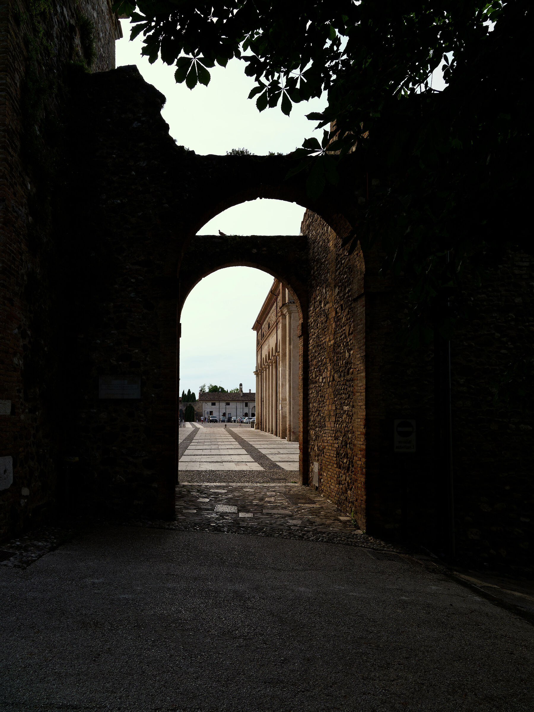Solferino, scorcio di piazza Castello