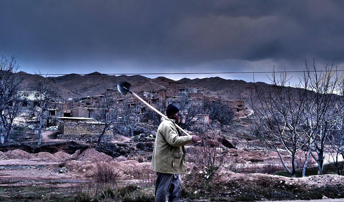 un agricoltore in un villaggio