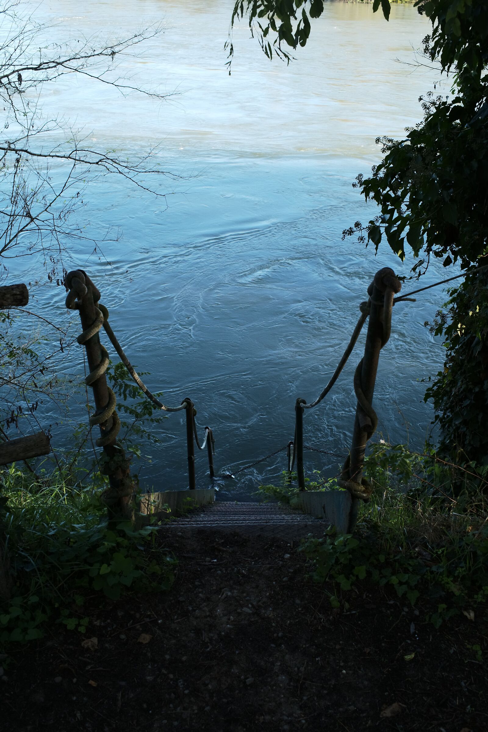 La discesa al fiume con acque turbolente