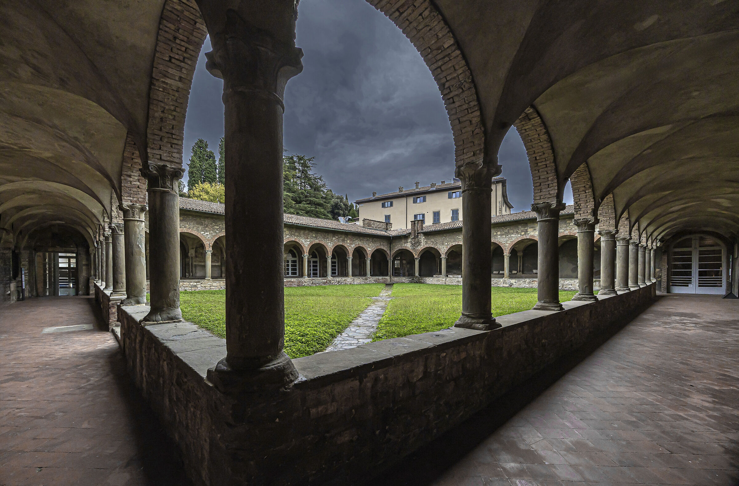 Architettura di un chiostro - punti di vista
